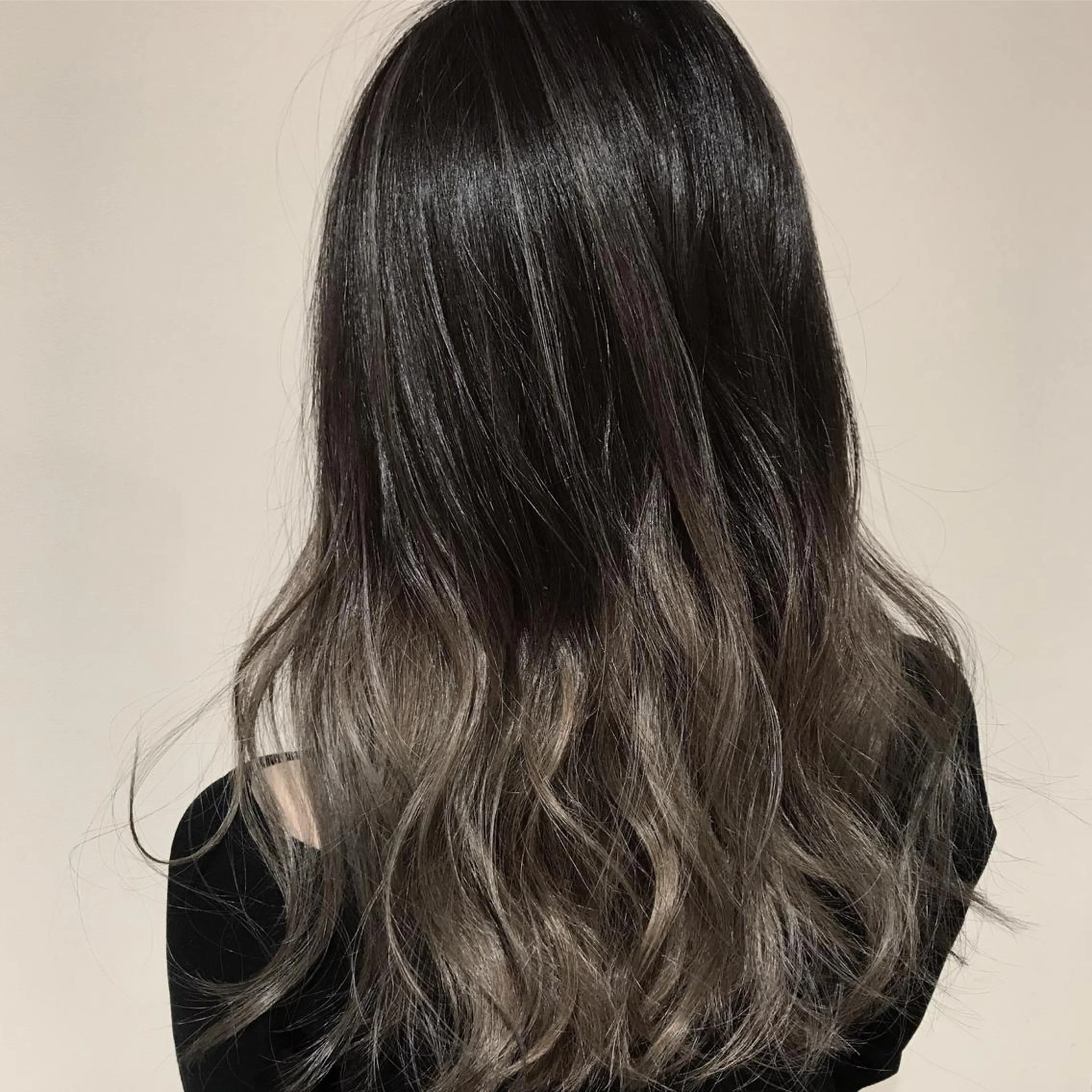 ミディアム カラー アッシュ アッシュグレー アッシュグレージュ バレイヤージュ ブリーチ AMI Hair  supply所属・髪質改善カラー 韓国風レイヤーのヘアスタイル