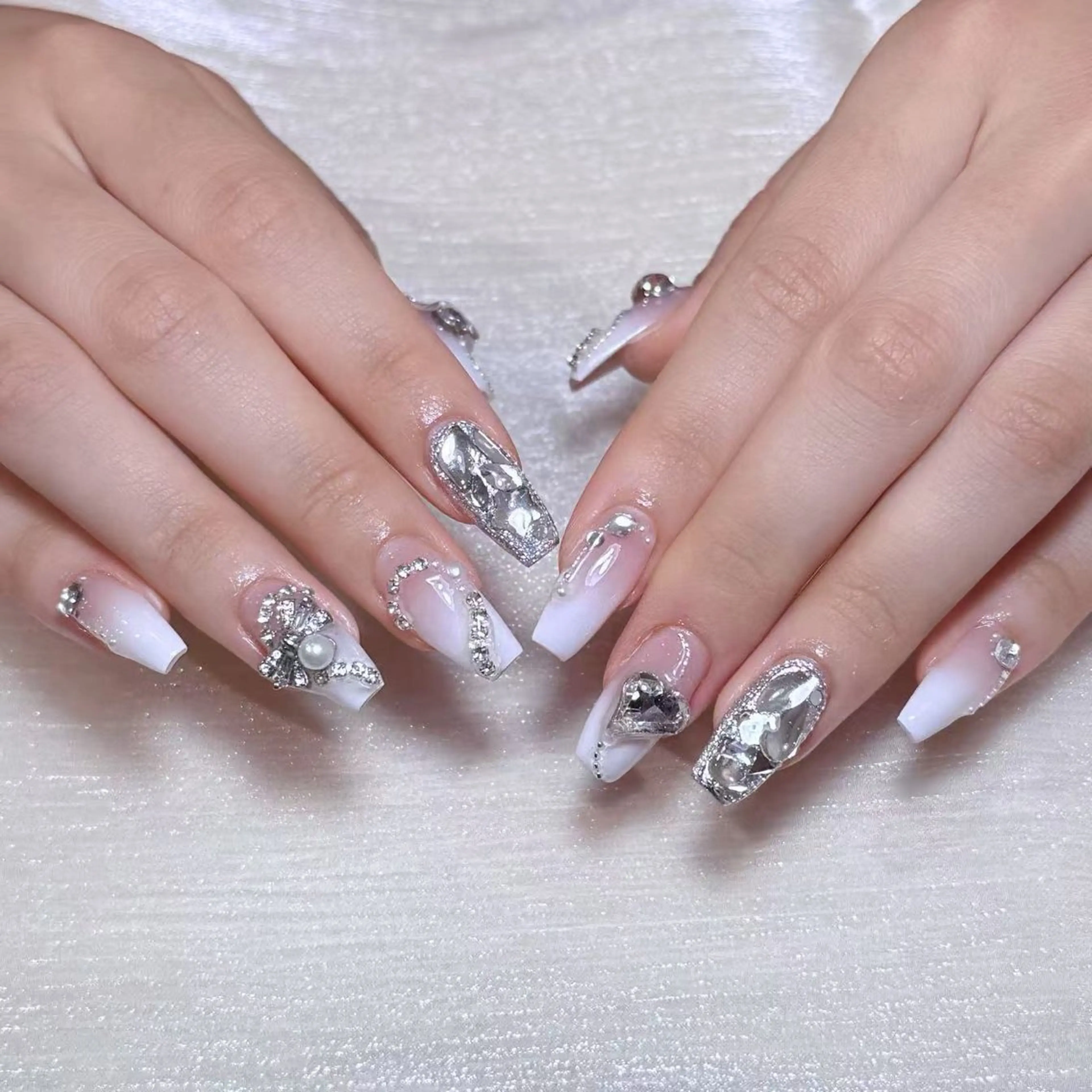 ネイル アートネイル オーロラネイル キラキラネイル 韓国ネイル マグネットネイル ハンドネイル ハンドケア DIAMOND 💞のネイルデザイン