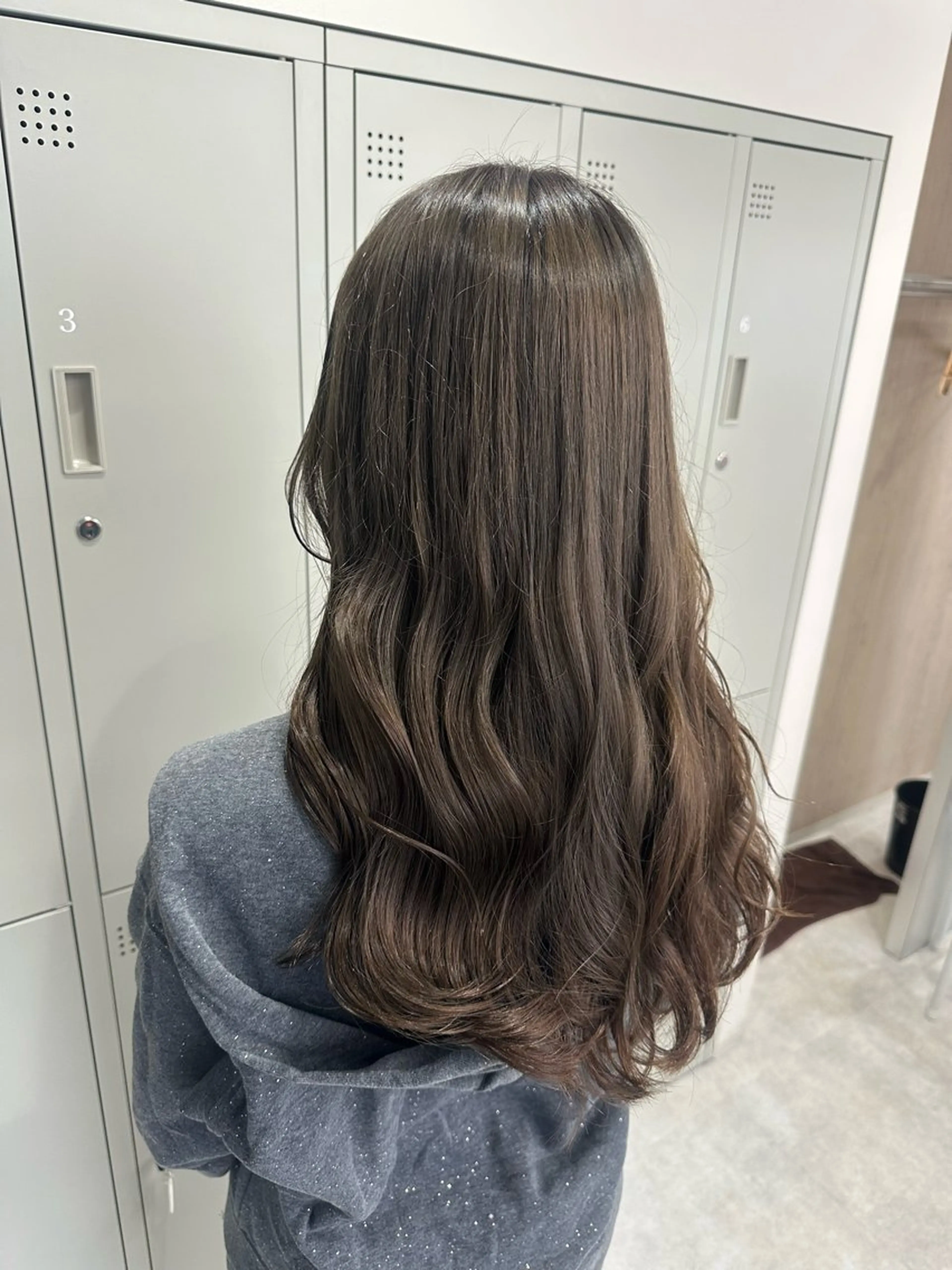 ロング カラー グレージュ MOE ~ EIGHT ~のヘアスタイル