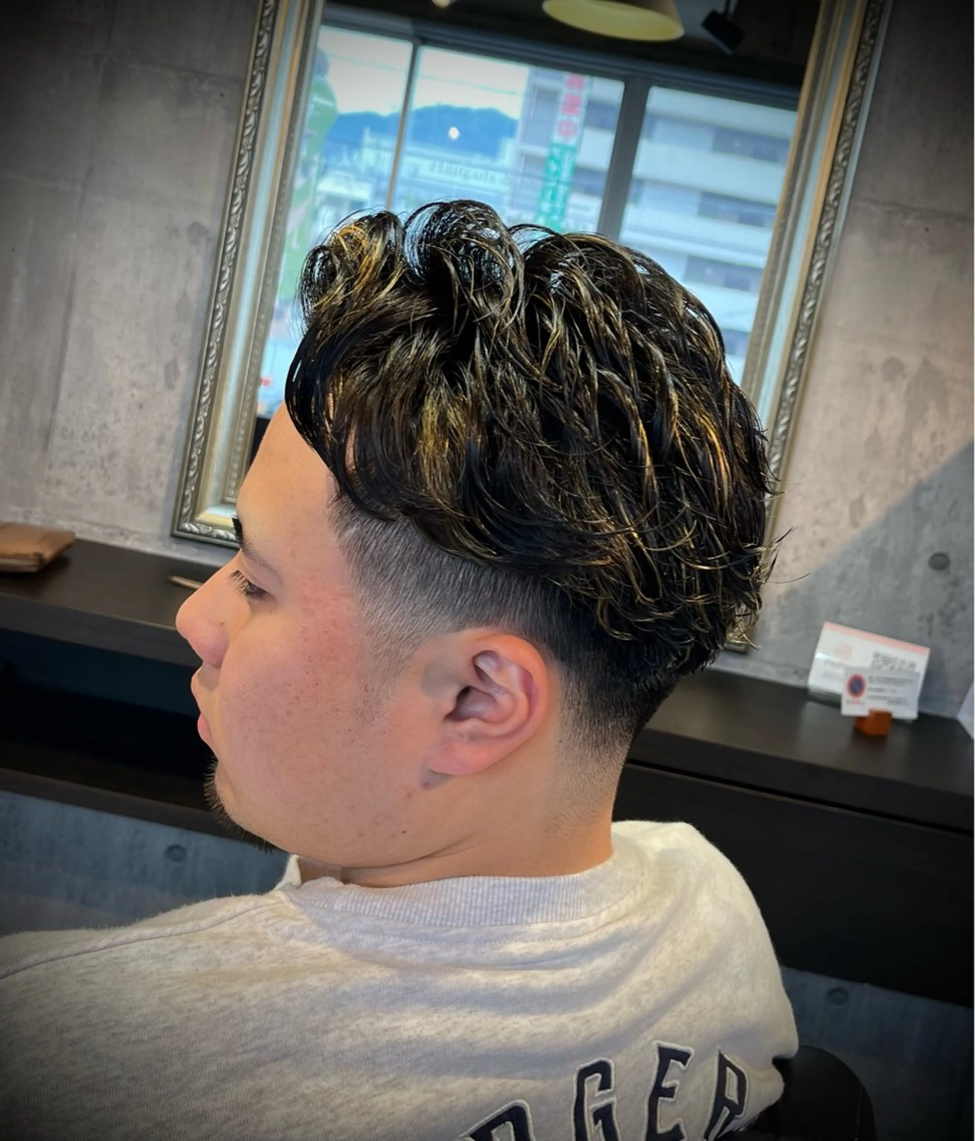 ミディアム カラー パーマ メンズ ミディアムパーマ メンズメッシュ メンズパーマ メッシュ ニュアンスパーマ ヘアカラー パーマ SWELL-WHITE-所属・SWELL  高峰 将生  メンズ専門のヘアスタイル