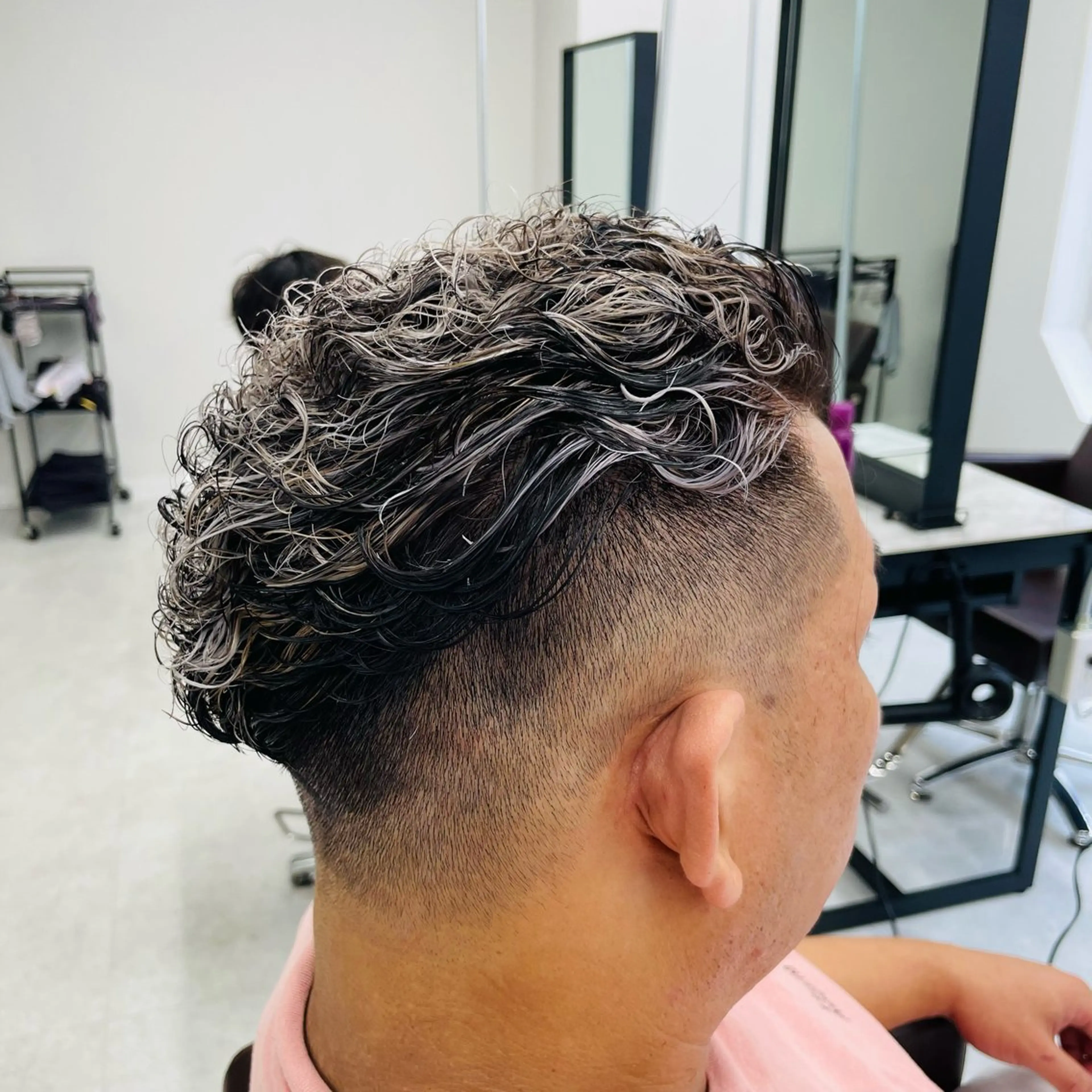 ショート カラー パーマ メンズ メンズカット特化✂︎ SHINGO 本厚木のヘアスタイル