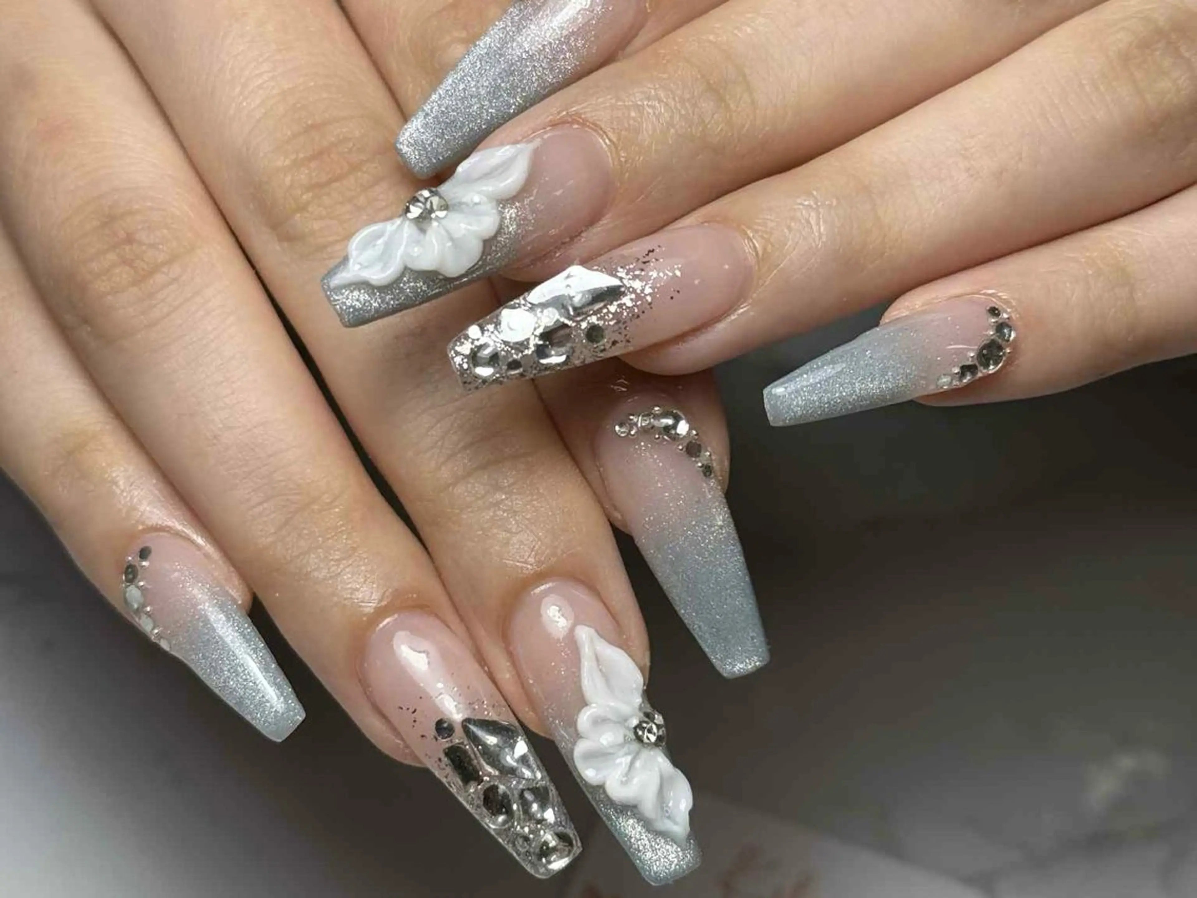 ネイル アートネイル フレンチネイル ジェルネイル グラデーション 韓国ネイル ハンドネイル 💕鈴木ユリ パラジェル/オフ無料のネイルデザイン