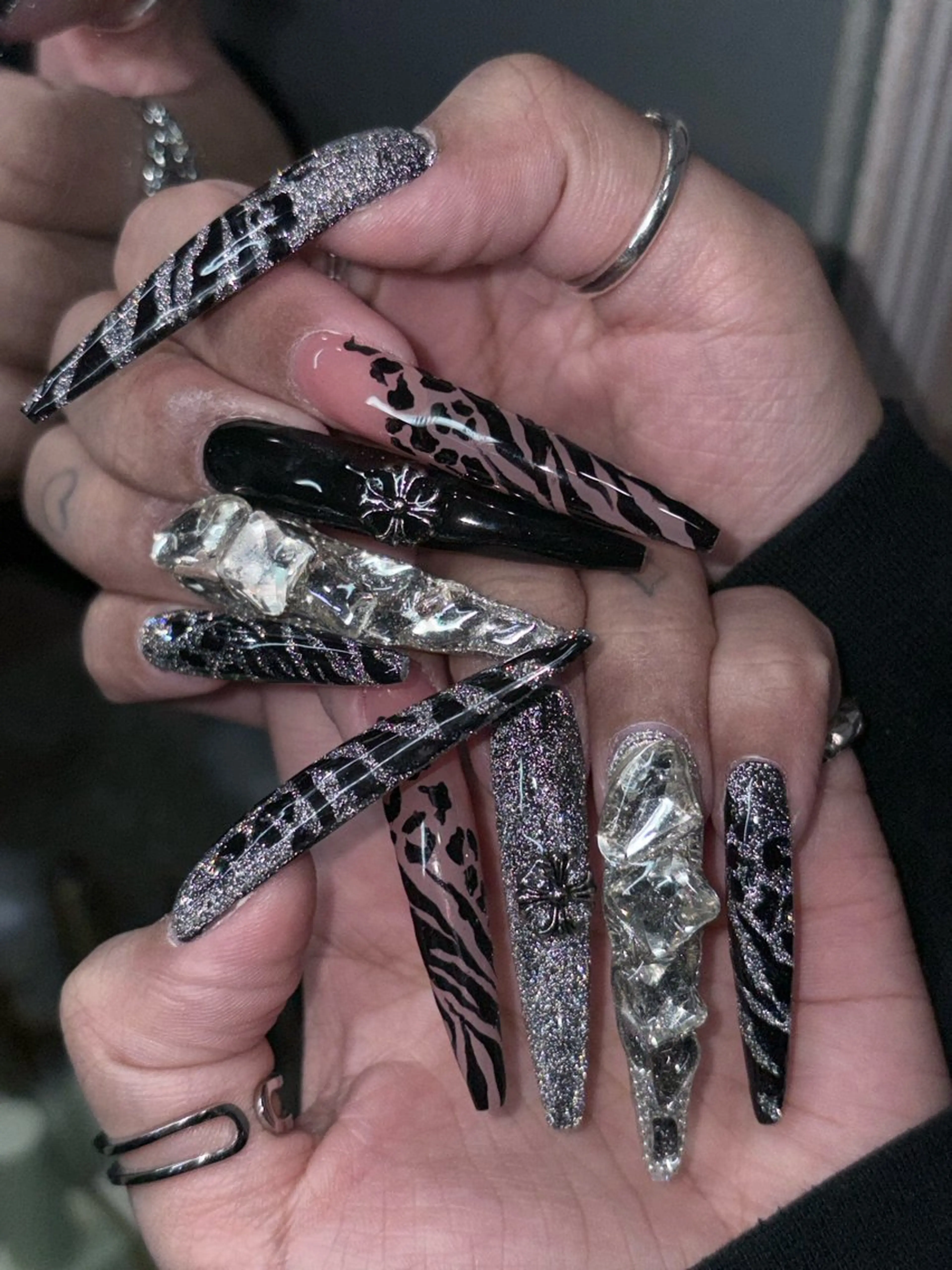 ネイル ハンドネイル NES NAIL所属・さゆり￤推しキャラ ￤ロングネイル🩷のネイルデザイン