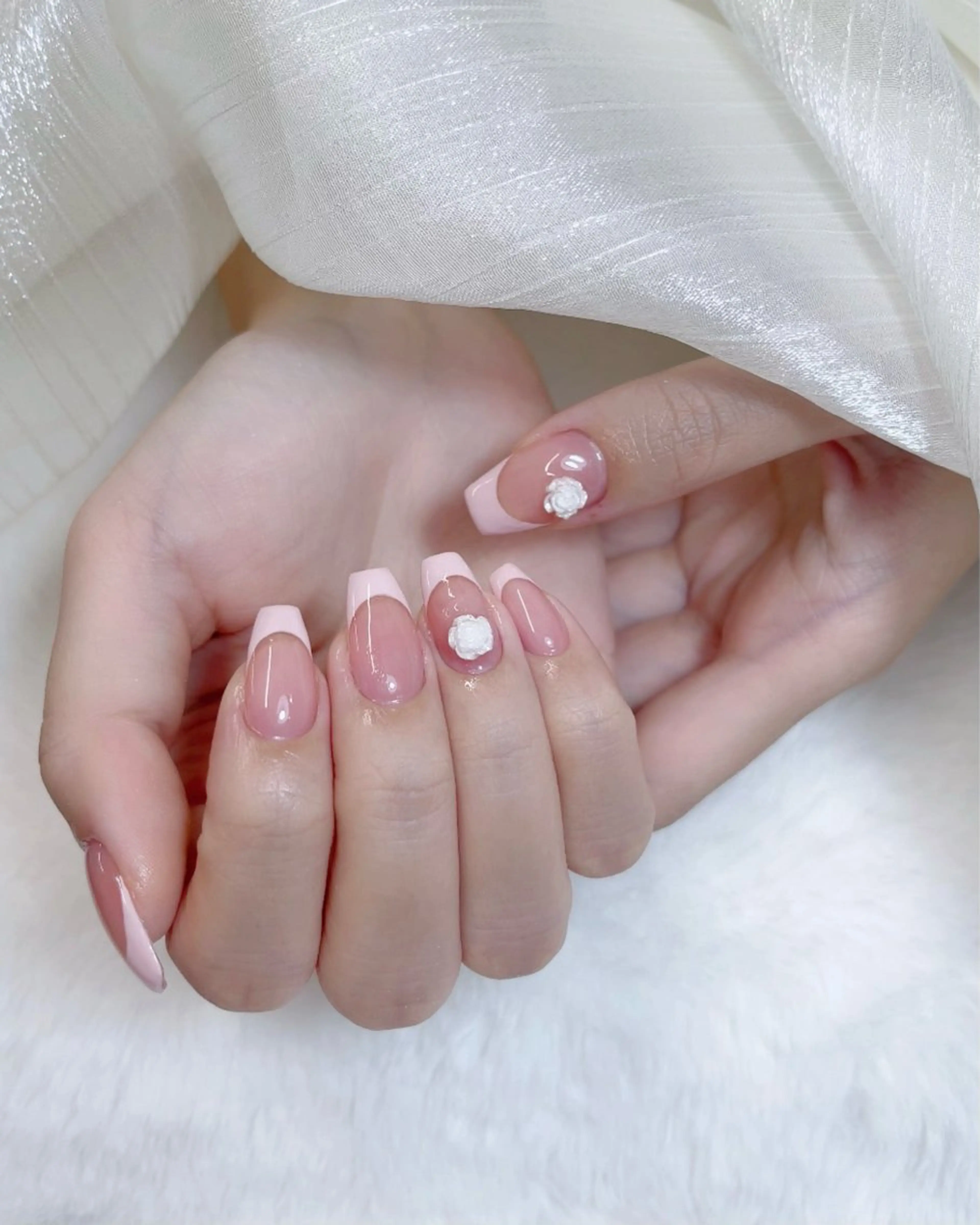 ネイル フレンチネイル キラキラネイル 韓国ネイル ワンホンネイル ハンドネイル ハンドケア Speraネイル 大宮店🎀のネイルデザイン