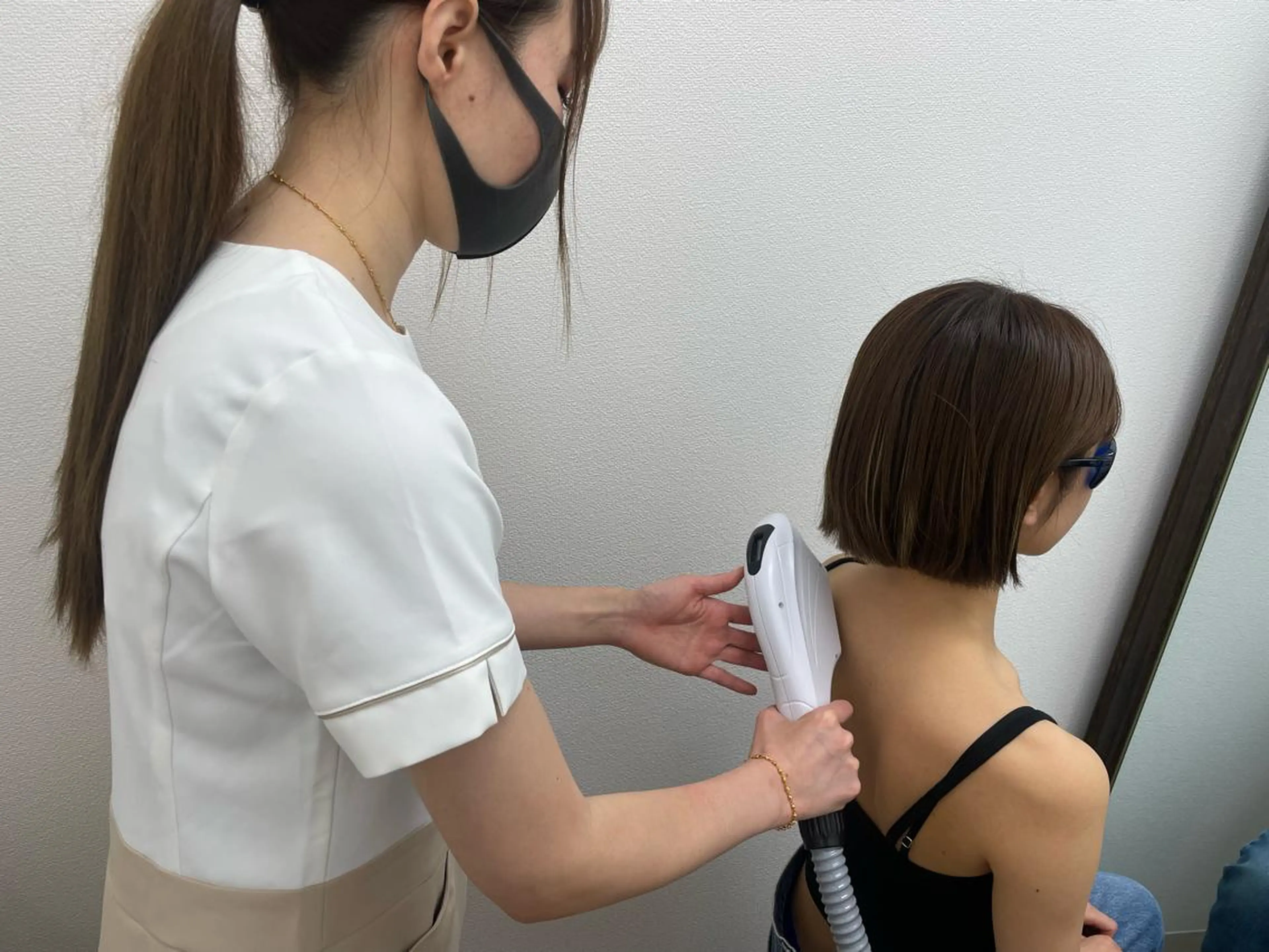 背中お手伝い(手の届かない背中、うなじはスタッフがお手伝いします。)※他のプランの追加サービスとなりますの写真