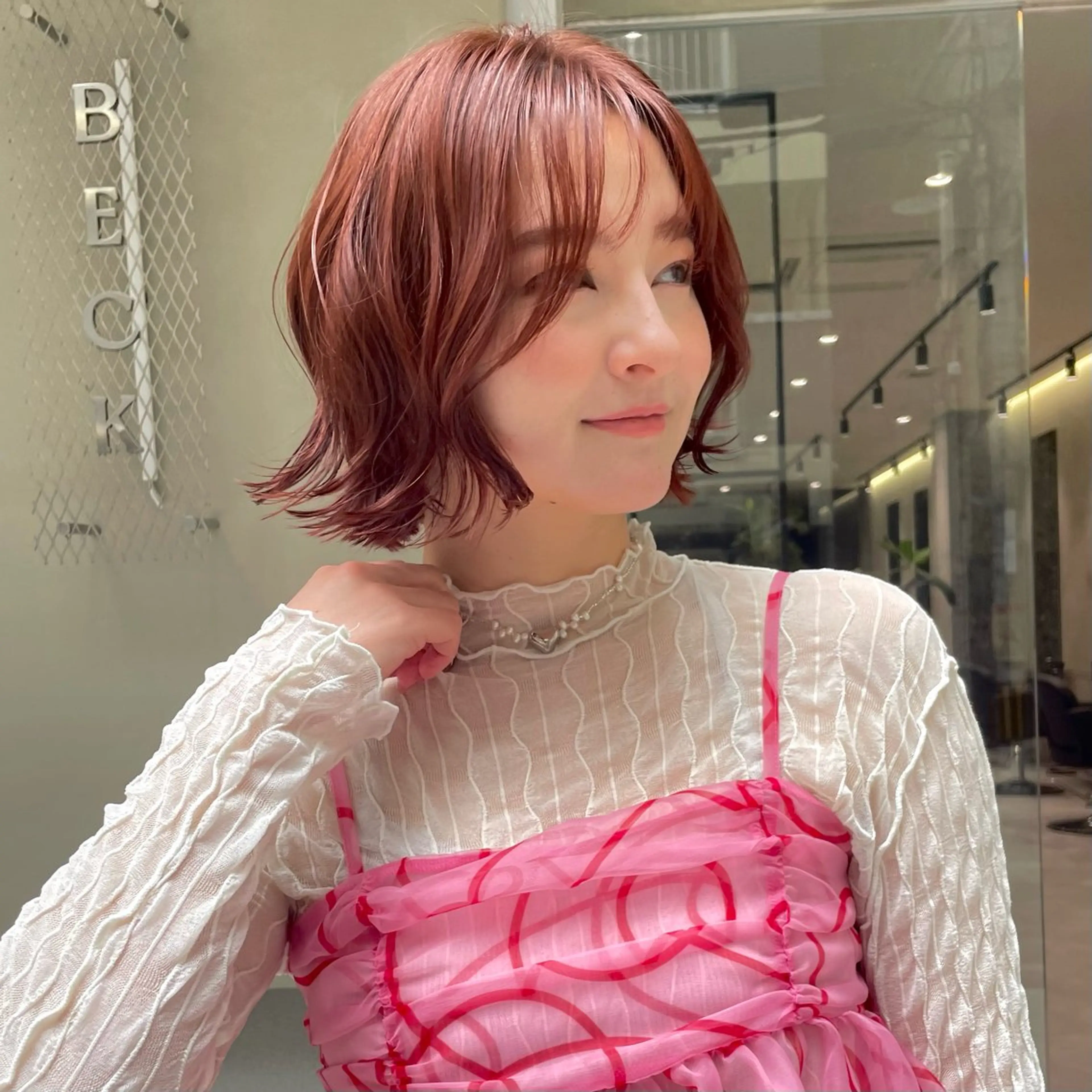 ショート カラー ブラウンカラー ピンクカラー ピンクブラウン カット ヘアカラー トリートメント ハイトーン/ベージュ /レイヤー :遥香のヘアスタイル