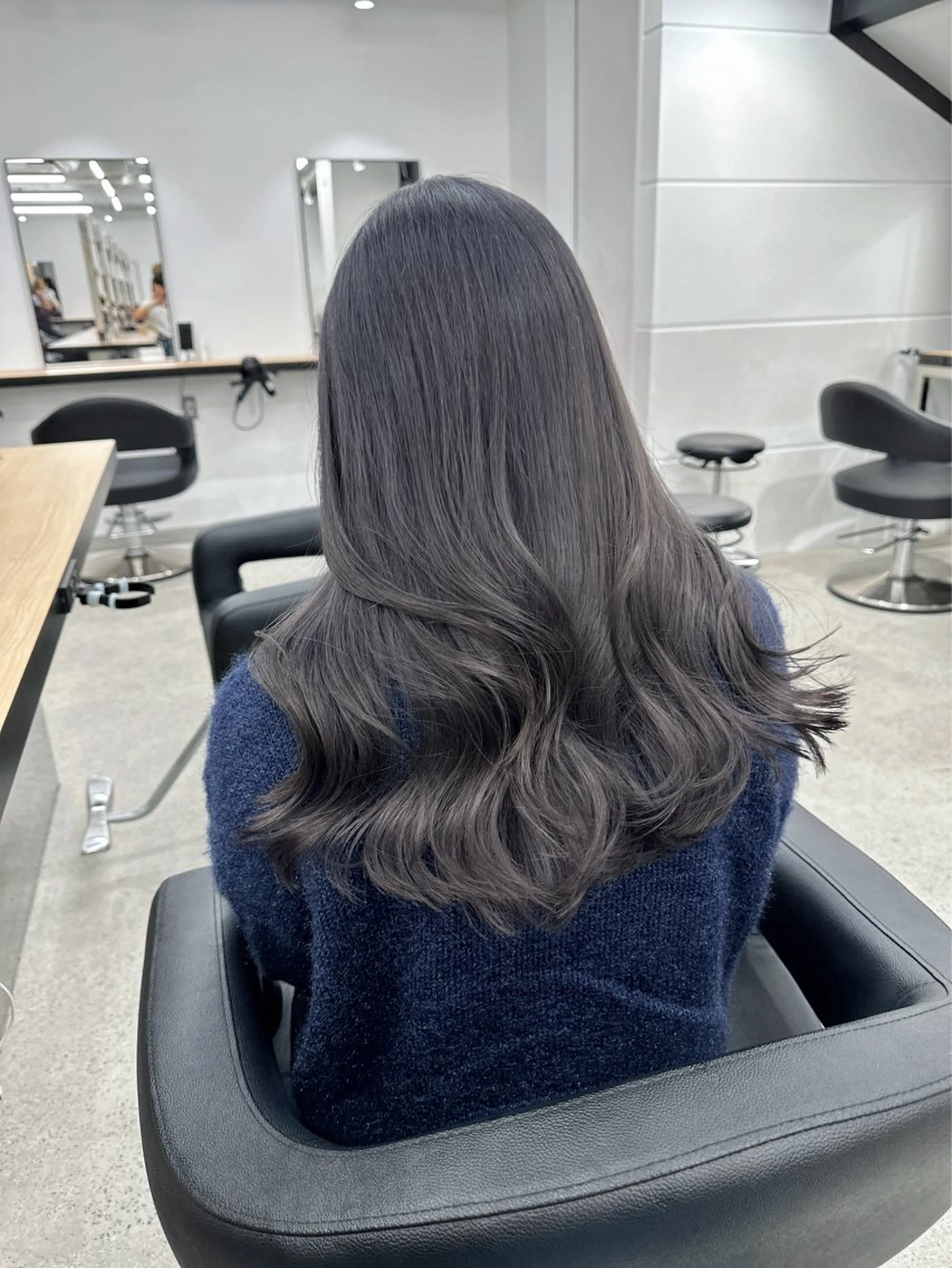 ロング カラー アッシュ アッシュグレー ヘアカラー くすみミルクティー／ ブラウン🪡TOWAのヘアスタイル