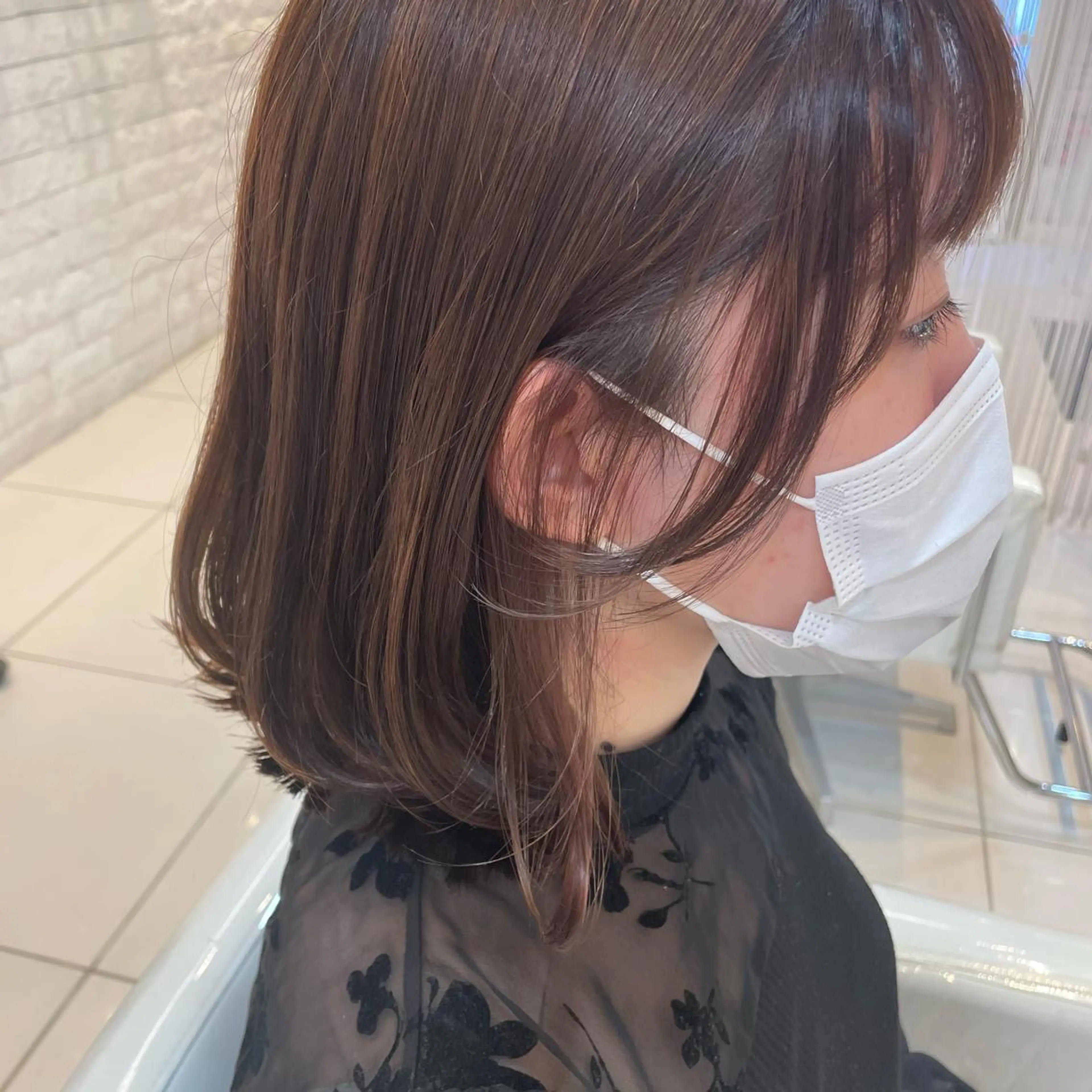 ミディアム カラー デザインカラー 顔まわりレイヤー 顔周りカット レイヤーカット BiBi  藪 菜月のヘアスタイル