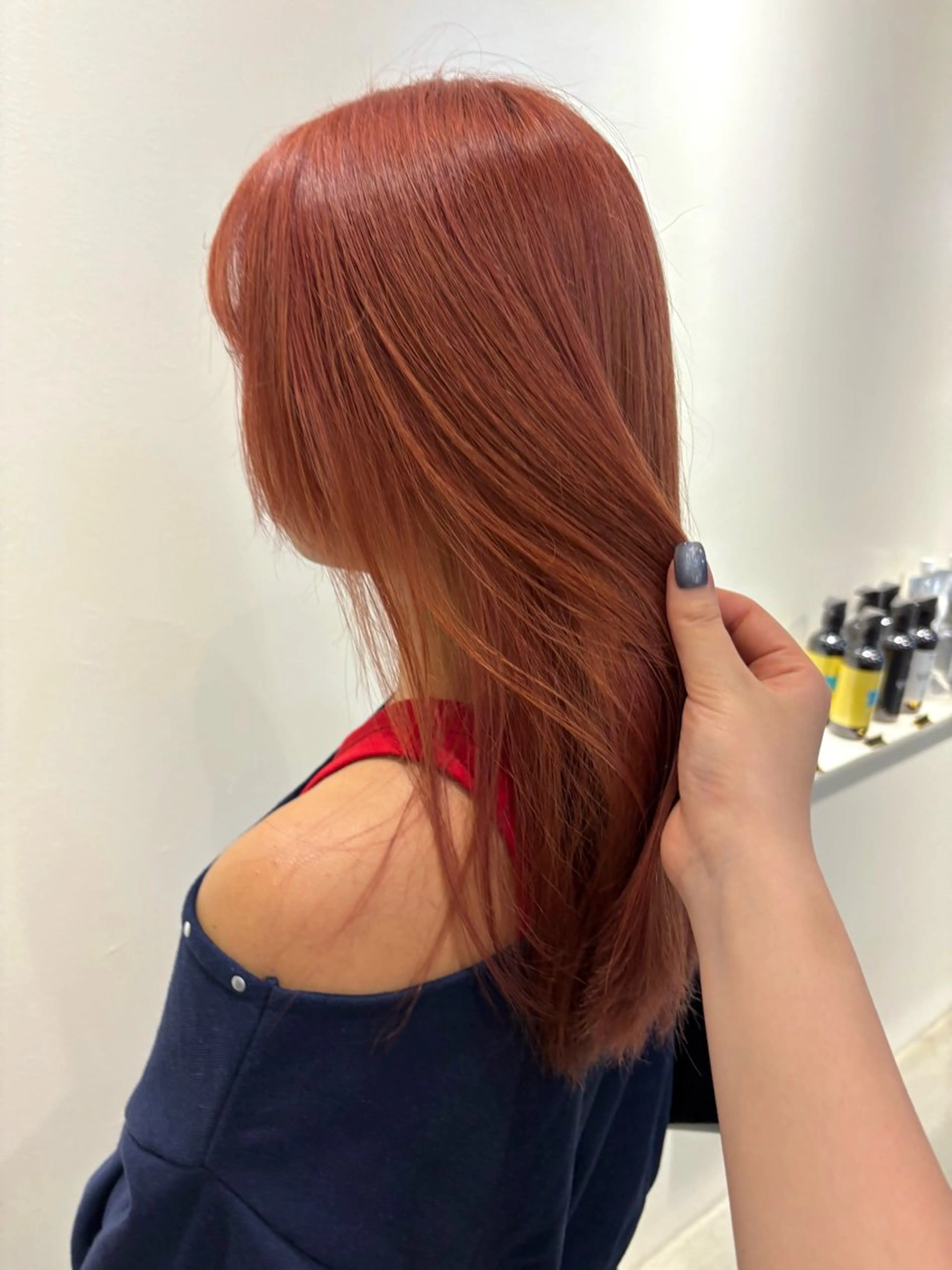 カラー ヨシノ マナウのヘアスタイル