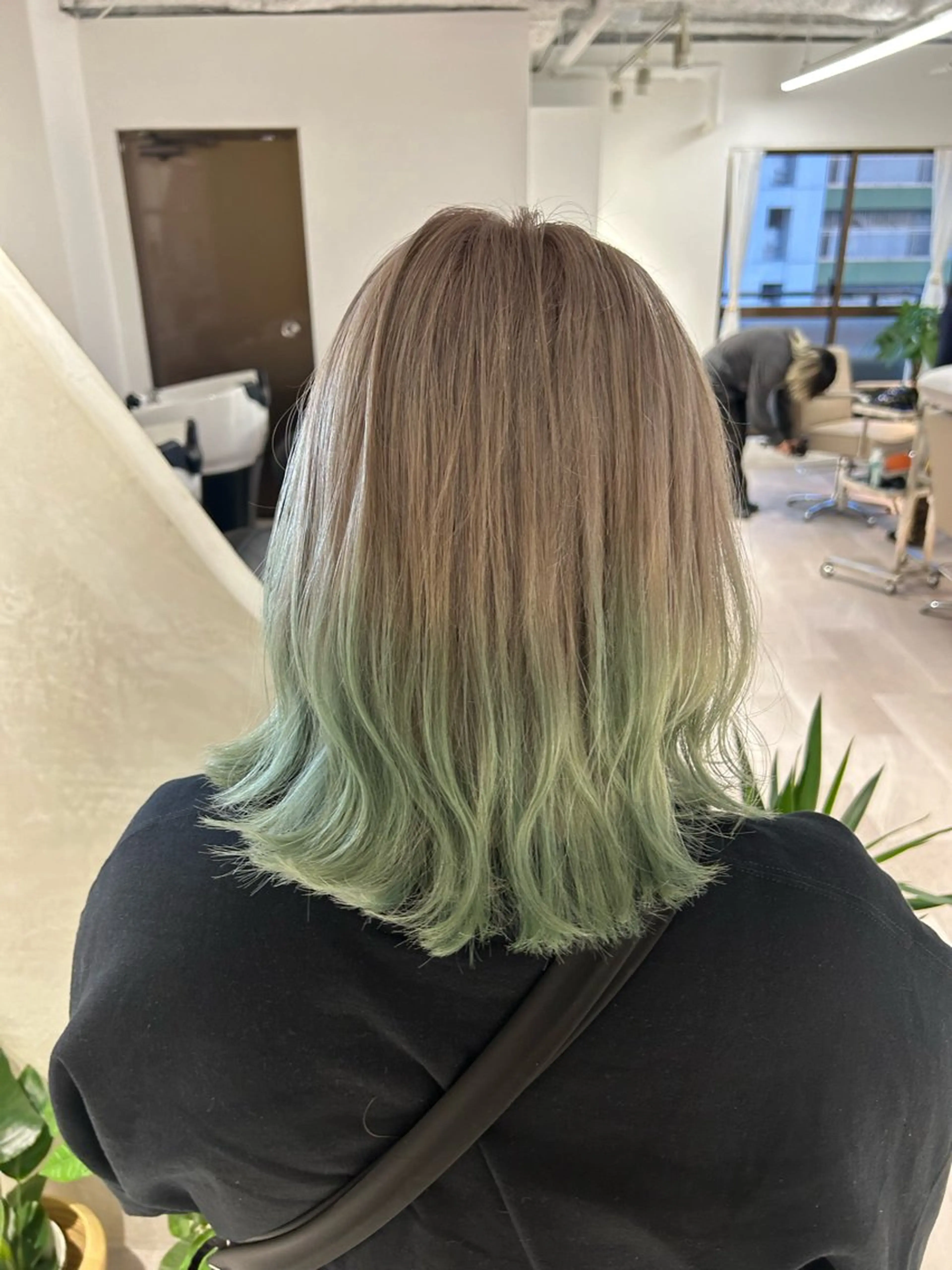 ミディアム レイヤーカット ウルフカット カット ヘアカラー SAEKI【ior 】北千住店ブリーチのヘアスタイル