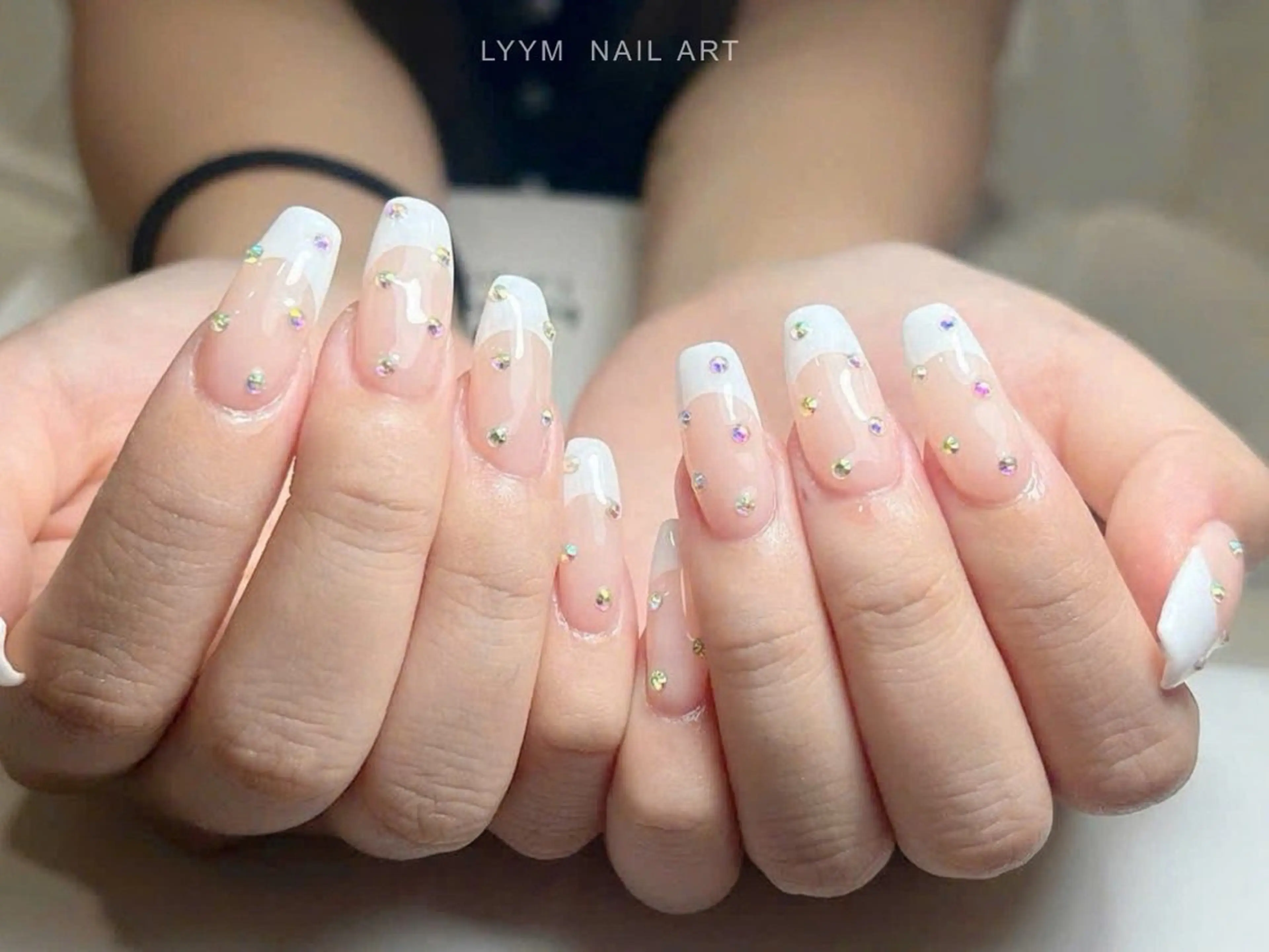 ネイル フレンチネイル キラキラネイル 韓国ネイル シンプルネイル ホワイト LYYM Salonのネイルデザイン