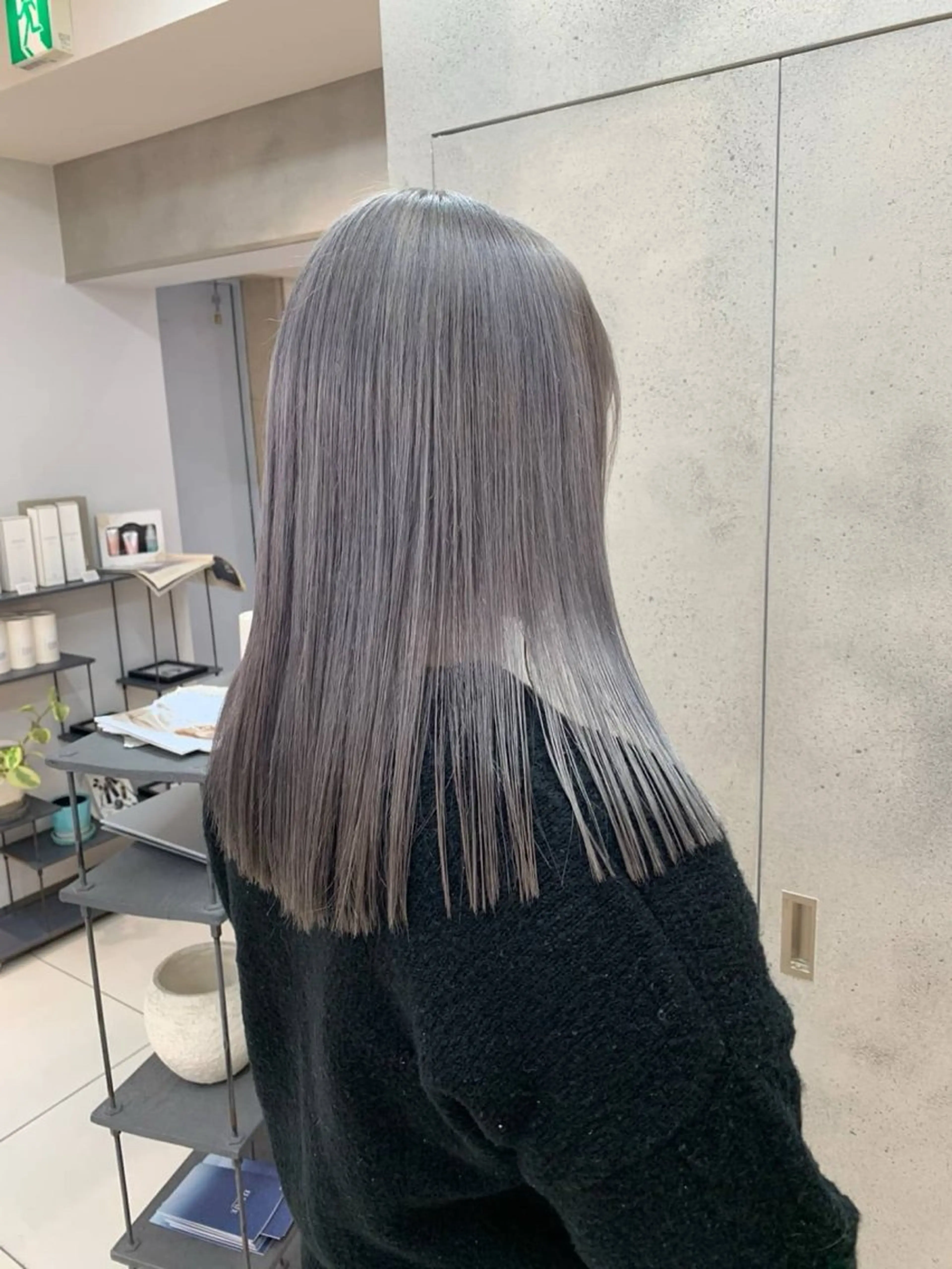 ミディアム カラー ヘアアレンジ シルバー ボブ/透明感ベージュ 🫧クルミ🌟のヘアスタイル