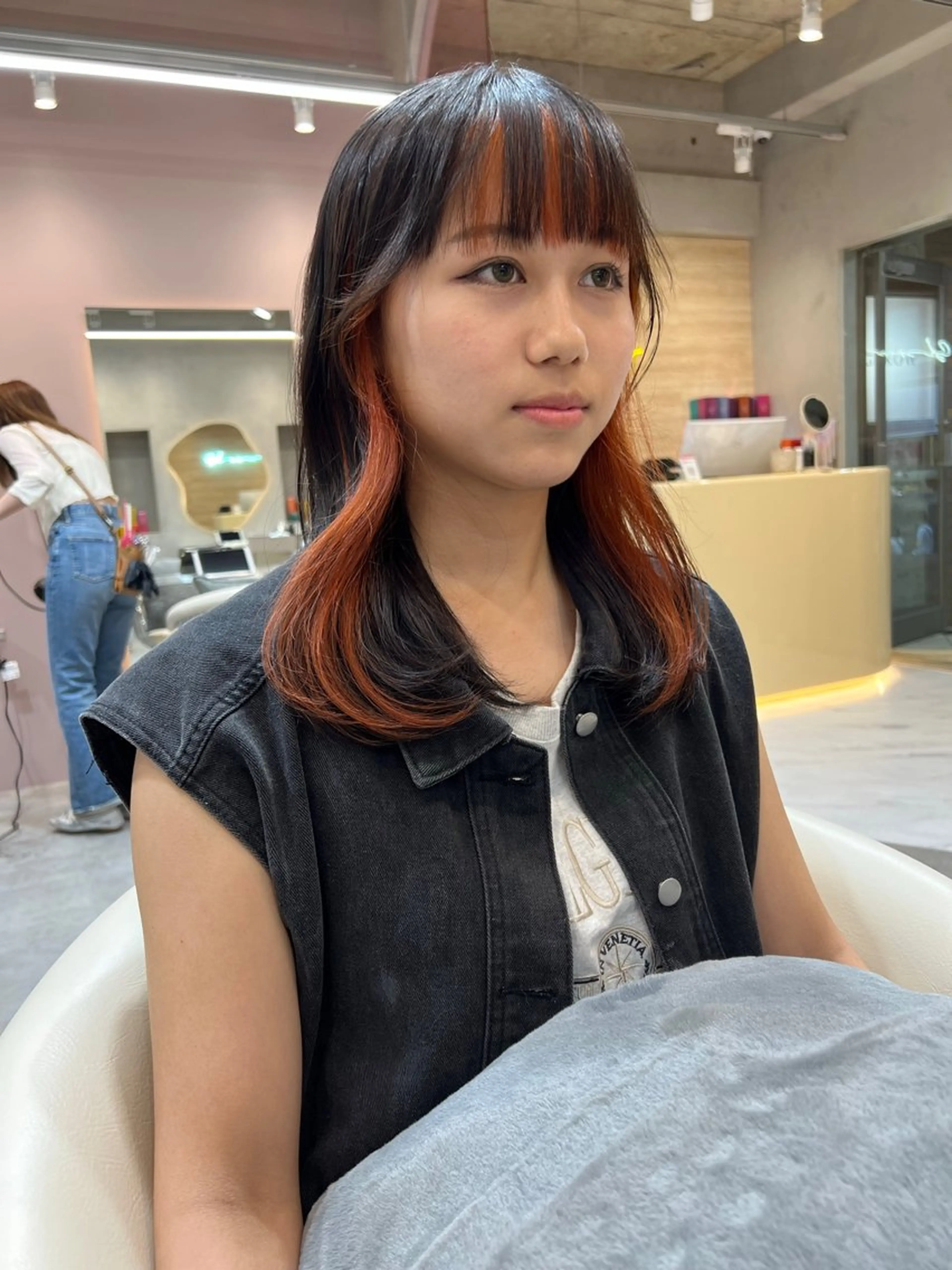 セミロング カラー ヘアアレンジ 黒髪 ブルーカラー ブルーブラック オレンジ くびれヘア 🔶似合わせセンター パート/ヤス🔶のヘアスタイル