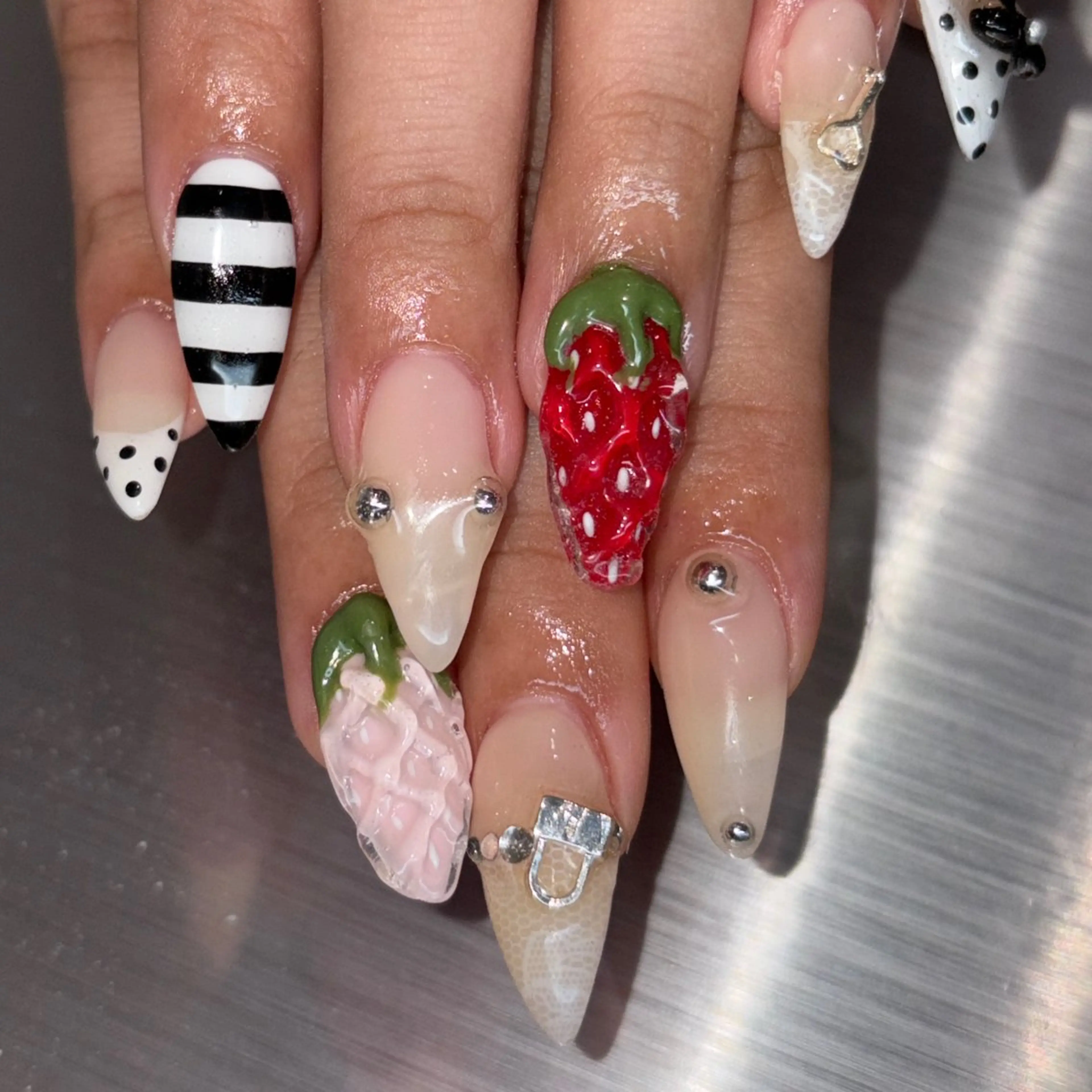 ネイル ハンドネイル 👽個性派ネイル🎀 komachiのマツエク・マツパデザイン