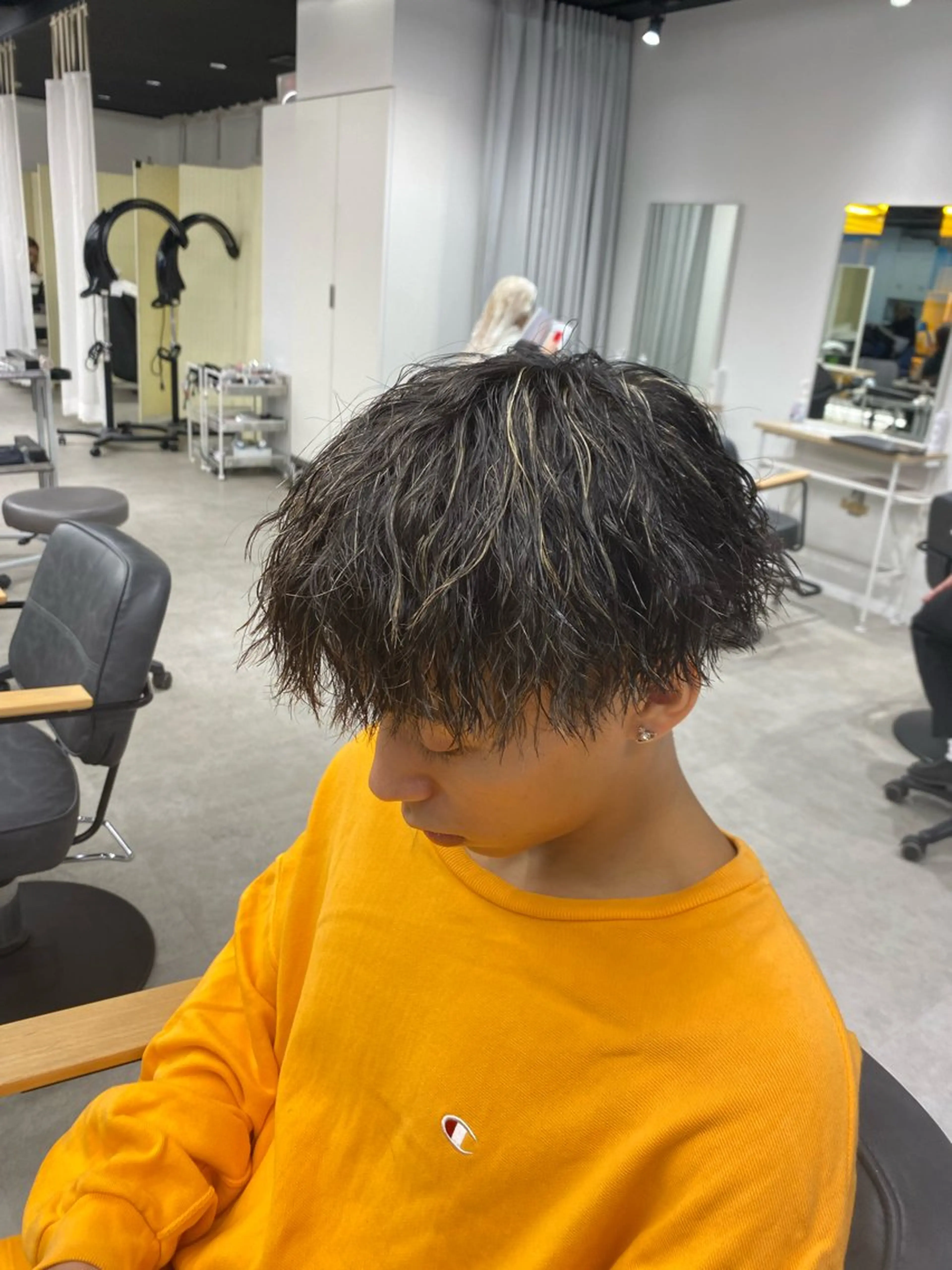 カラー パーマ メンズ メンズパーマ 学生（メンズ向け） 波巻きパーマ 学生 スパイラルパーマ カット ヘアカラー パーマ シャドウパーマ/ ルーズパーマ/メンズのヘアスタイル