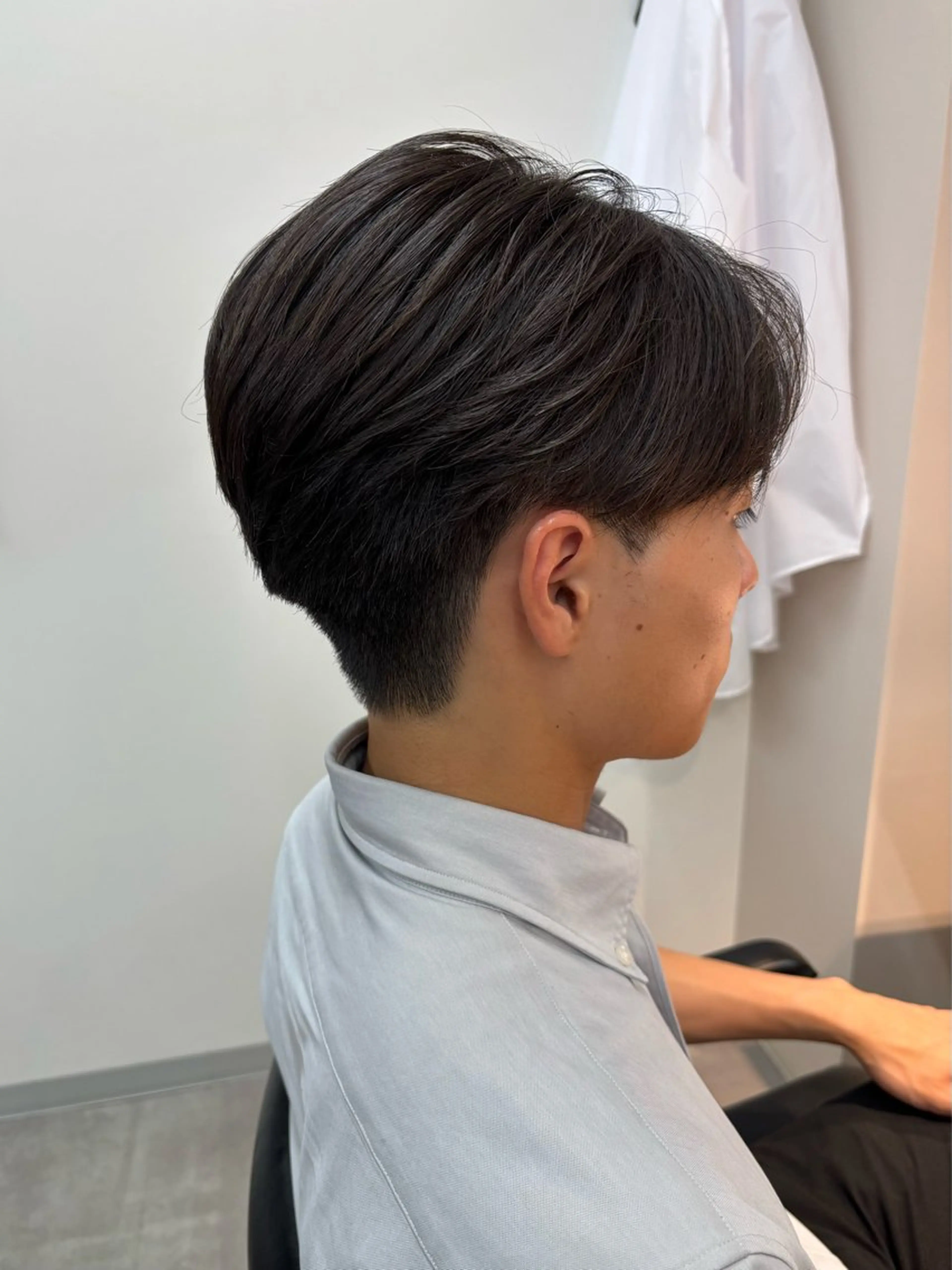 メンズ センターパート 刈り上げ カット フェザーパーマ/韓国 /メンズカット保立のヘアスタイル