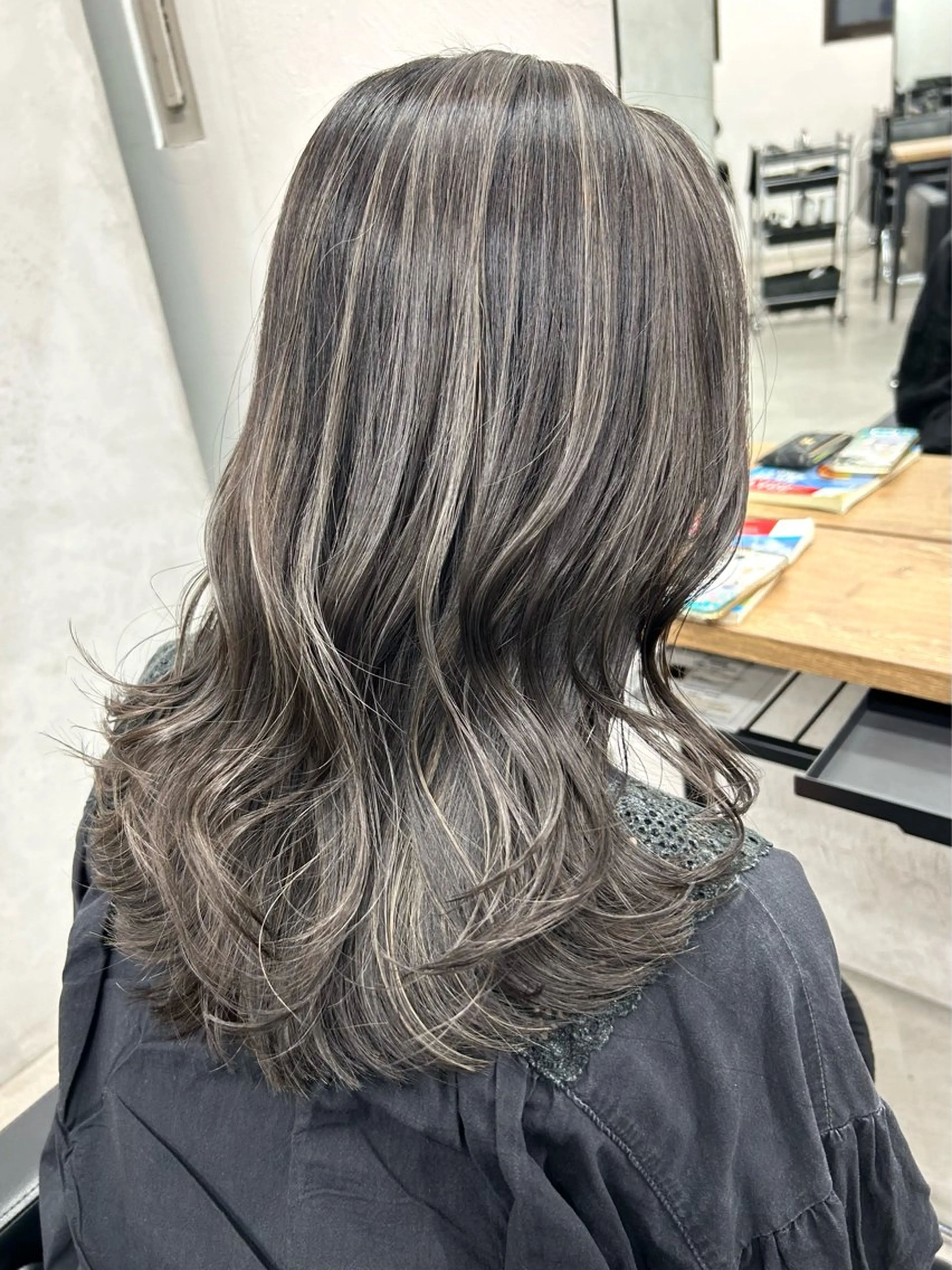 セミロング カラー ブリーチ ハイライトカラー ハイライト トリートメント RYOSUKE ハイトーンのヘアスタイル