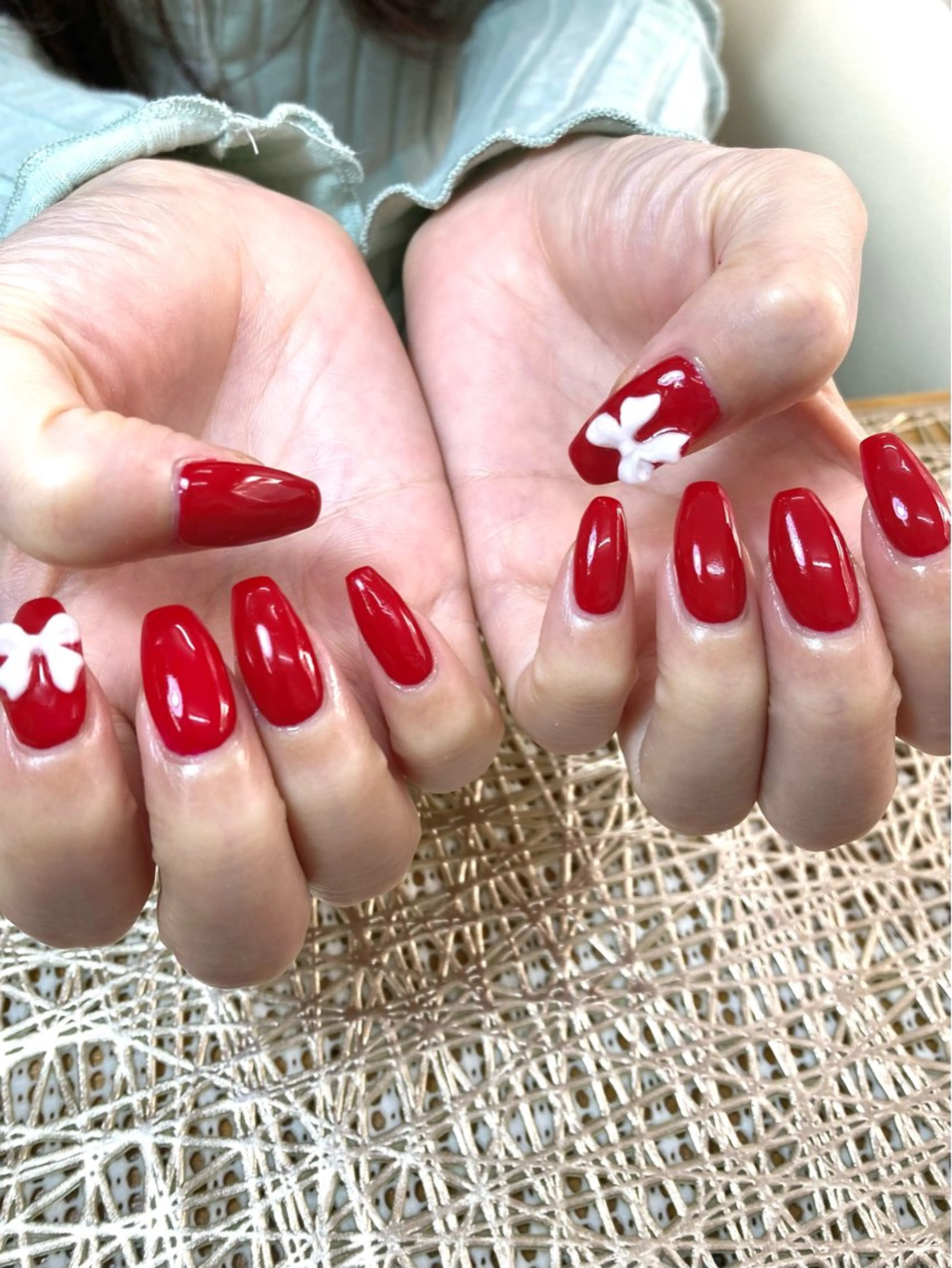 ネイル ワンカラーネイル 赤色 リボン ハンドネイル nail atelier  new moon所属・デザイン可愛いと評判 🌙new moonのネイルデザイン