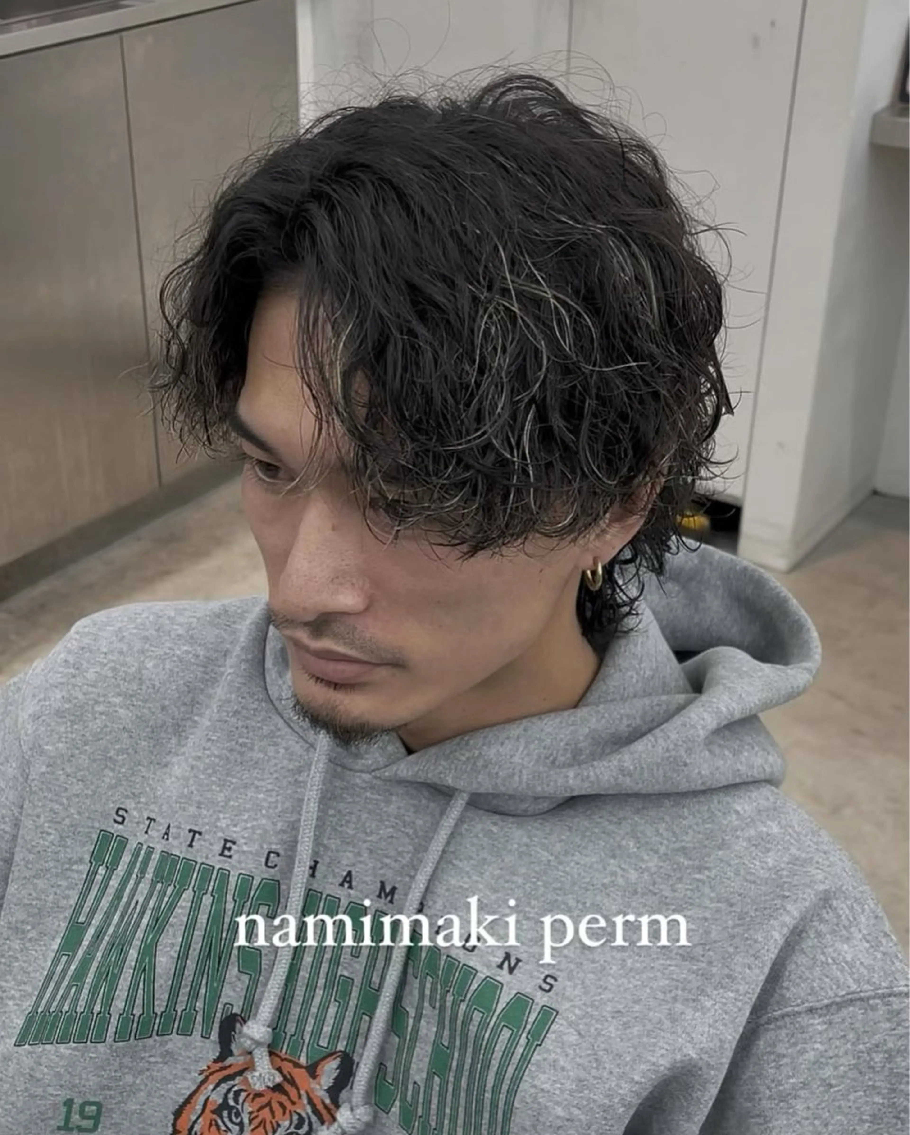 ショート カラー パーマ メンズ キッズ メンズハイライト メンズパーマ 波巻きパーマ ハイライトカラー ハイライト 栄💗メンズパーマ｜ ハイトーン｜haruのヘアスタイル