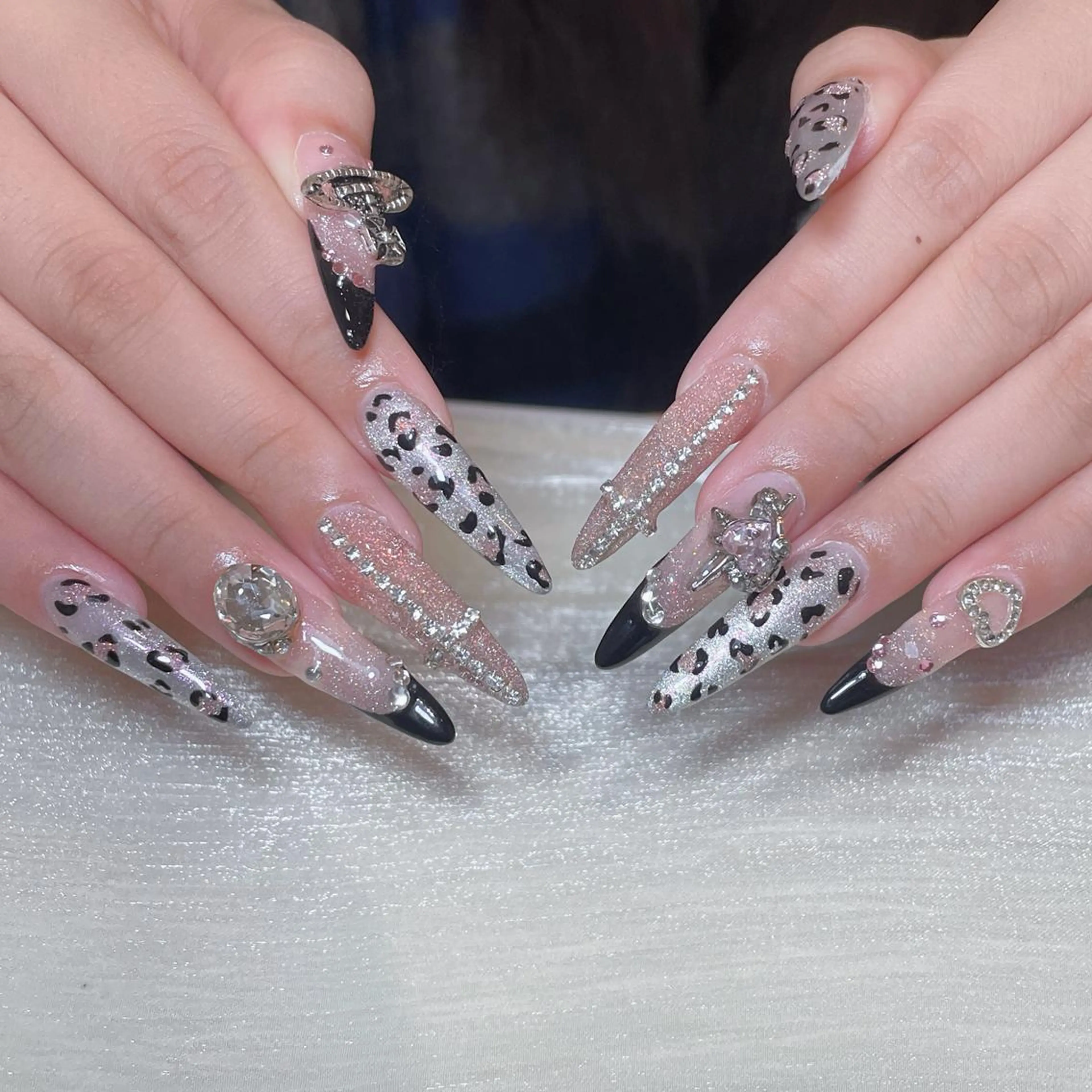 ネイル アートネイル オーロラネイル ガーリー キラキラネイル 韓国ネイル ハンドネイル DIAMOND NAILMANAMIのネイルデザイン