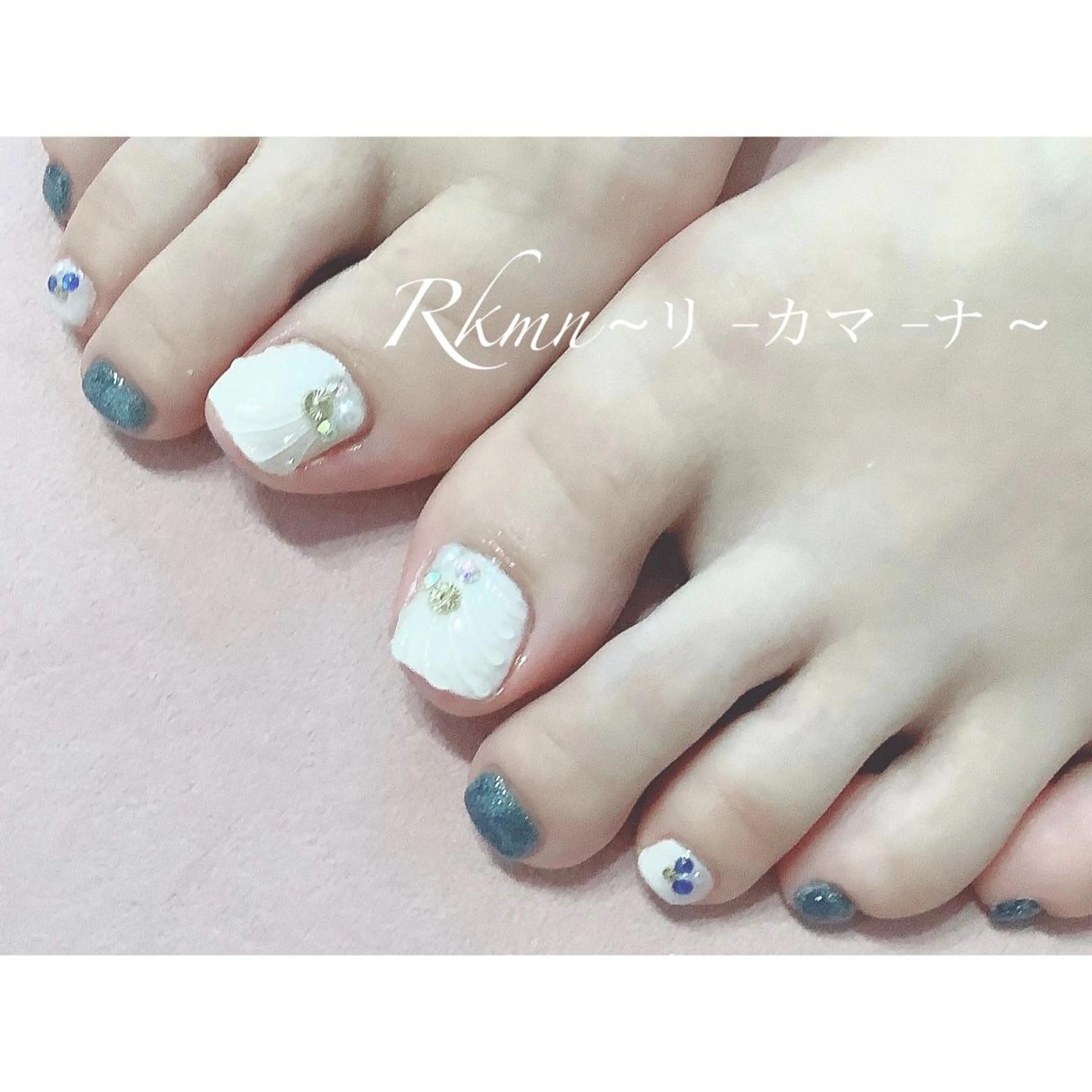 ネイル アートネイル ブルー フットネイル 春ネイル ホワイト ハンドネイル フットネイル ハンドケア Rkmn ~リ-カマ-ナ~のネイルデザイン