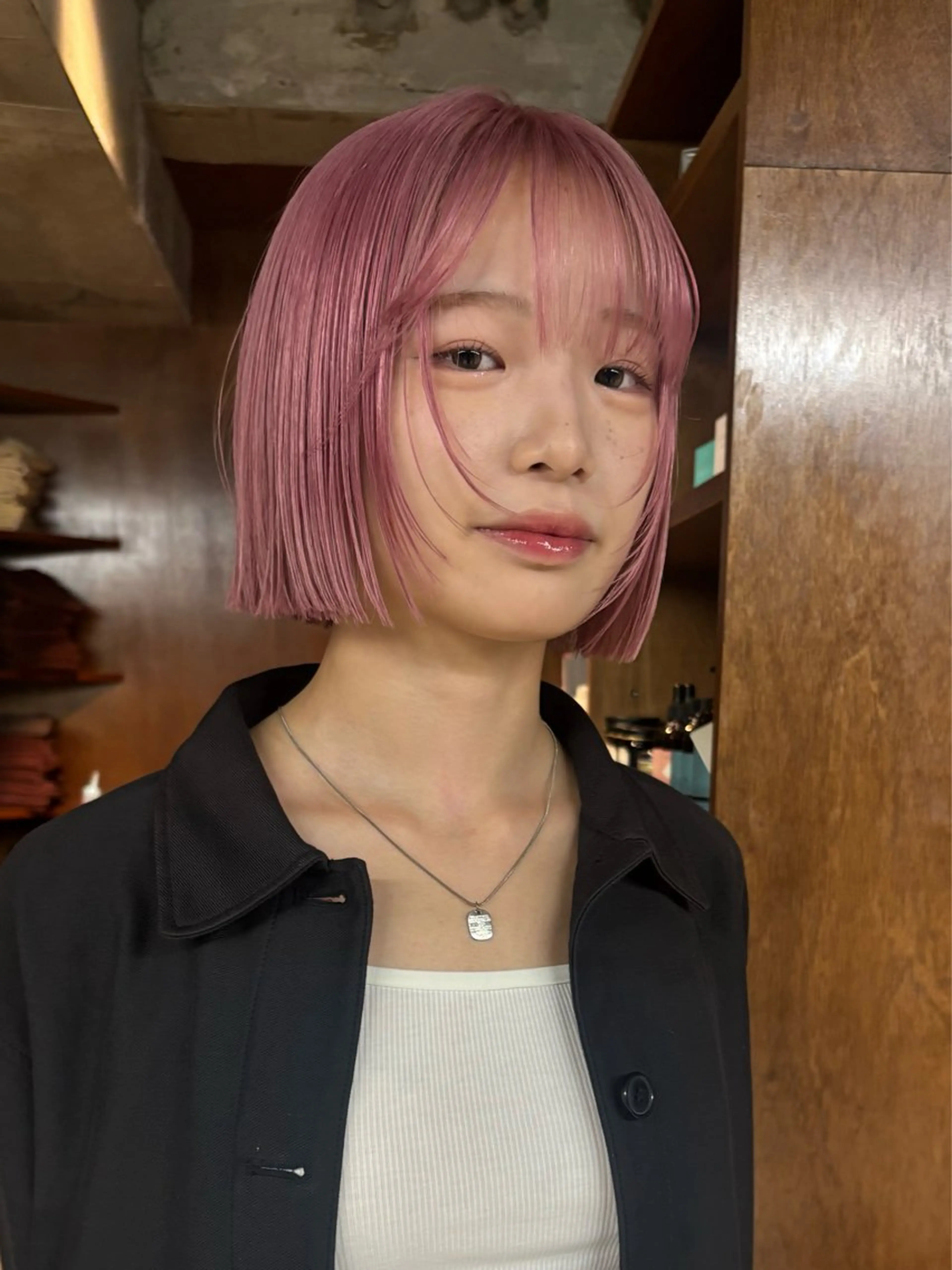 ショート カラー ブリーチ ピンクカラー ヘアカラー wewe: momoeのヘアスタイル
