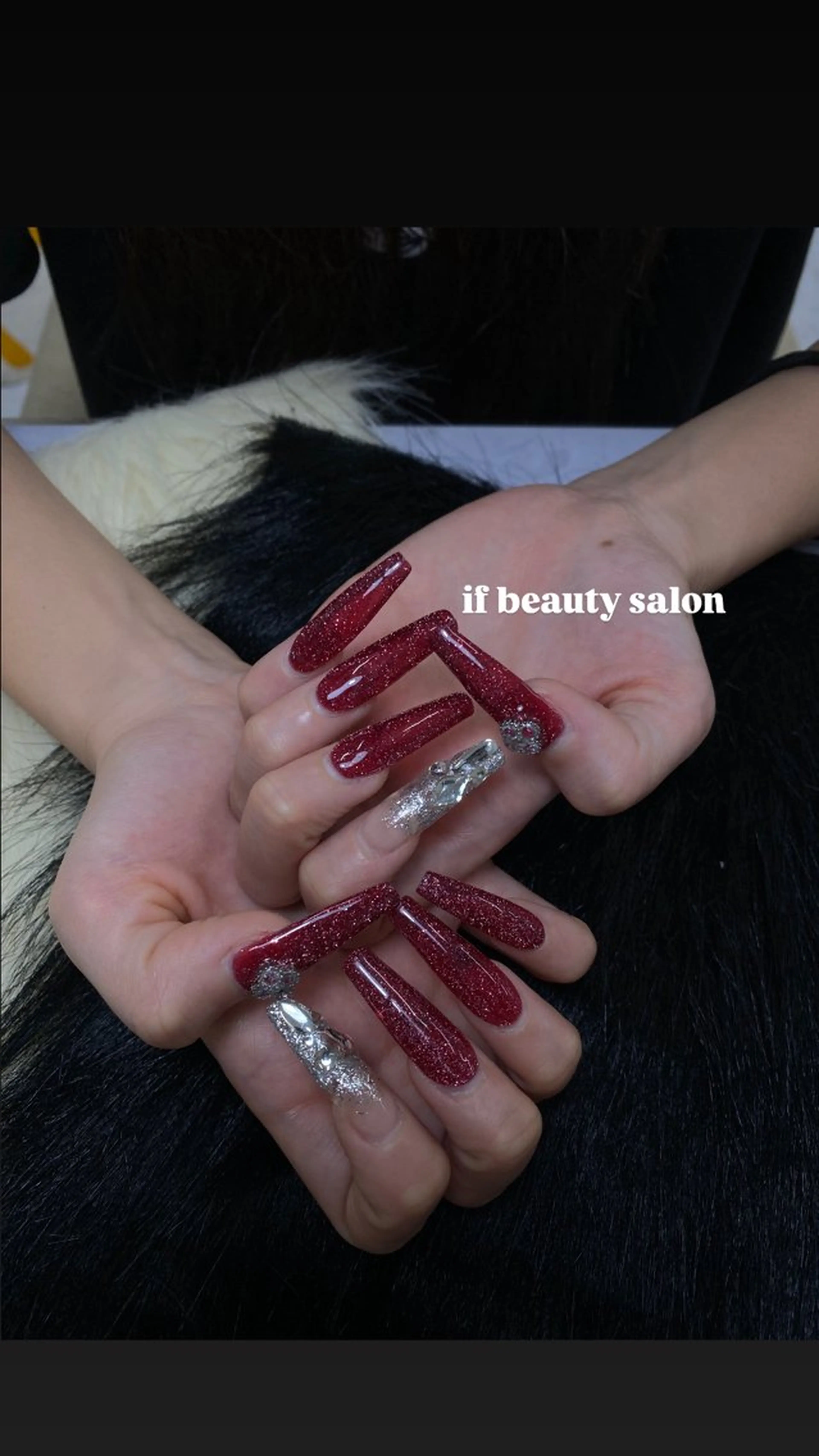 チップ長さだしワンカラー🤍🖤🙇🏽‍♀️の写真