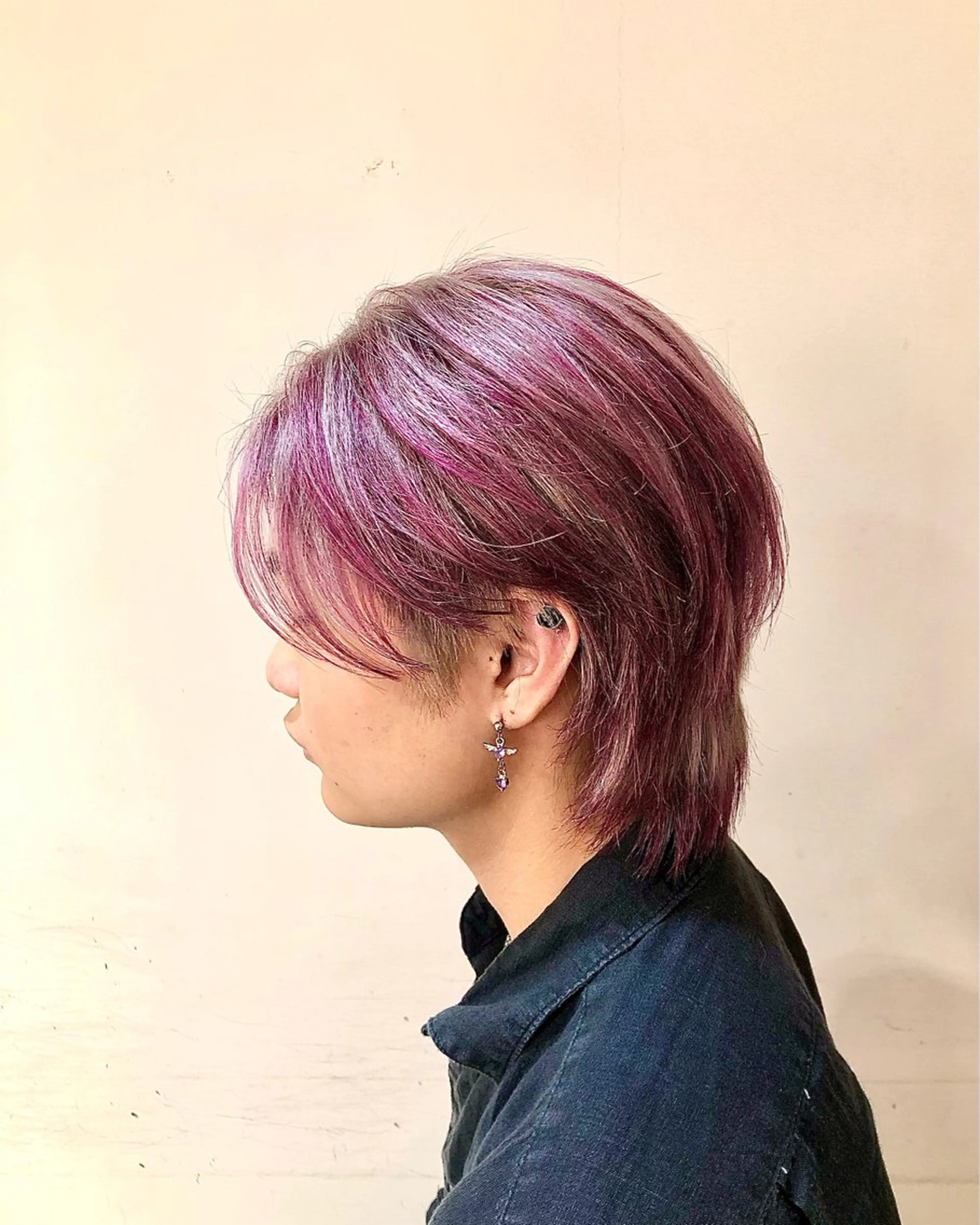 カラー メンズ センターパート メンズハイライト メンズウルフカット ハイライトカラー ピンクカラー ヘアカラー トリートメント ショート、韓国メンズ ヘアのかつらぎのヘアスタイル