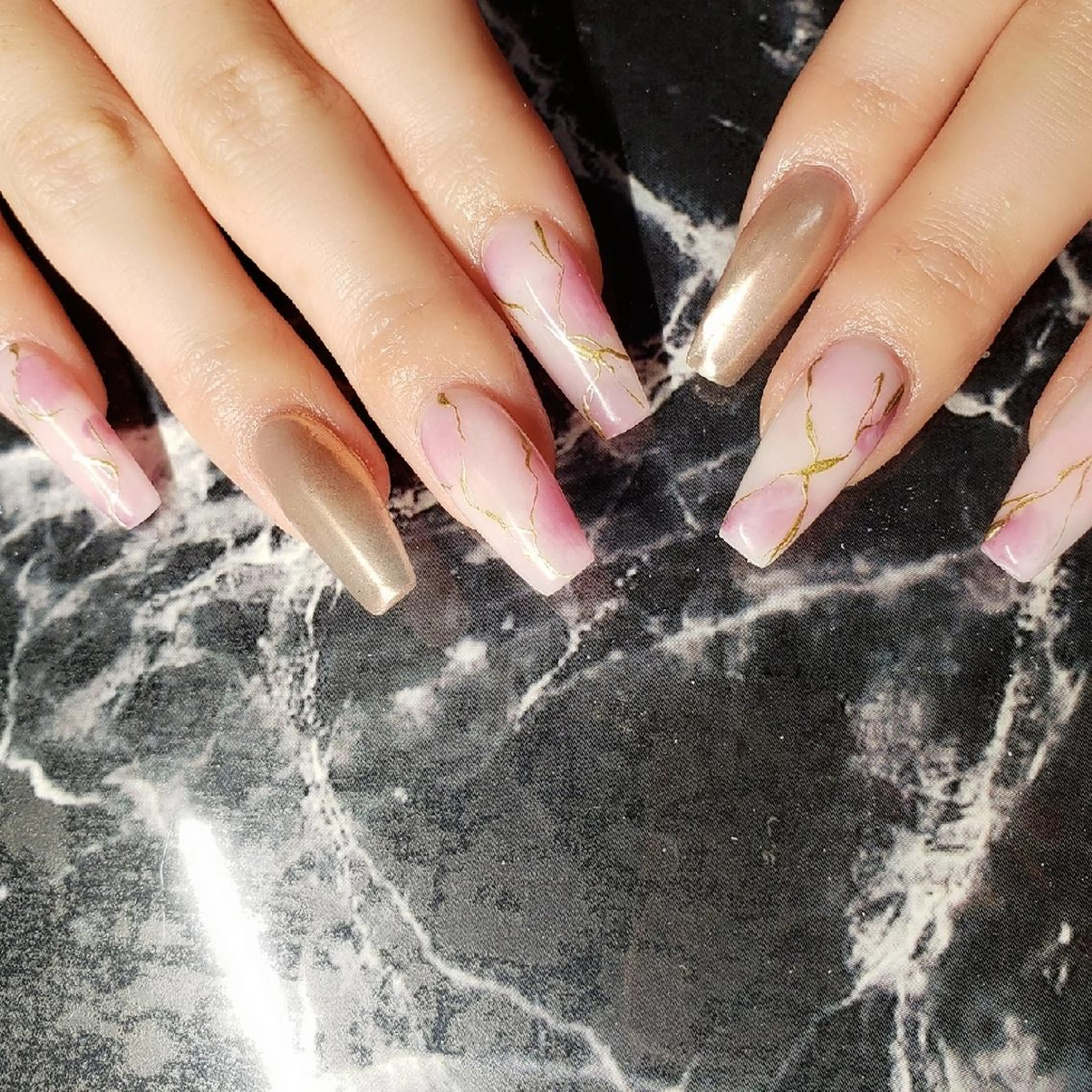 セミロング ネイル ミラーネイル ハンドネイル クロキ 。のネイルデザイン