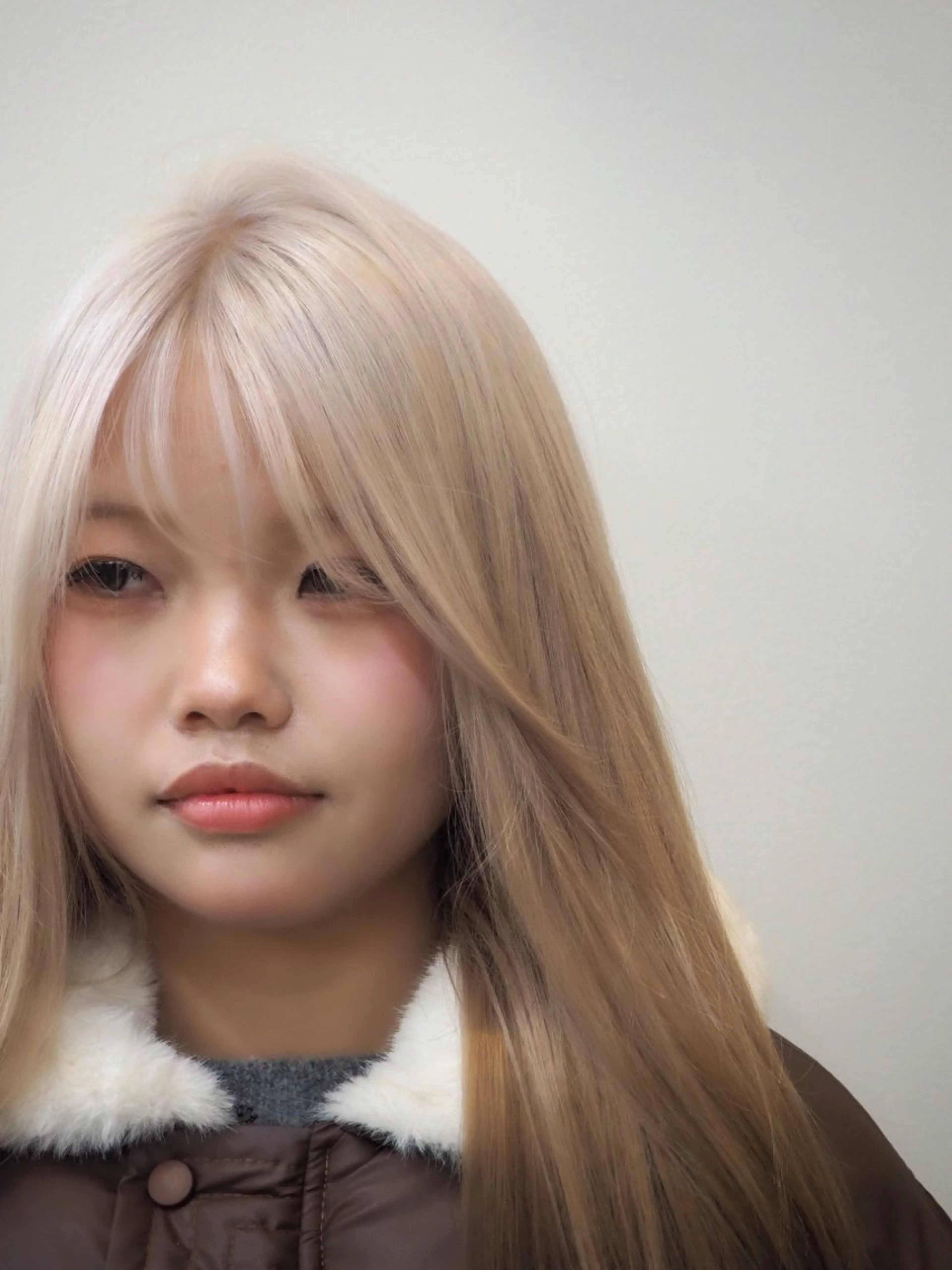 ロング カラー ブリーチ ブロンド ブラウンカラー ホワイトブロンド ヘアカラー トリートメント マユ/ SYS by fitのヘアスタイル