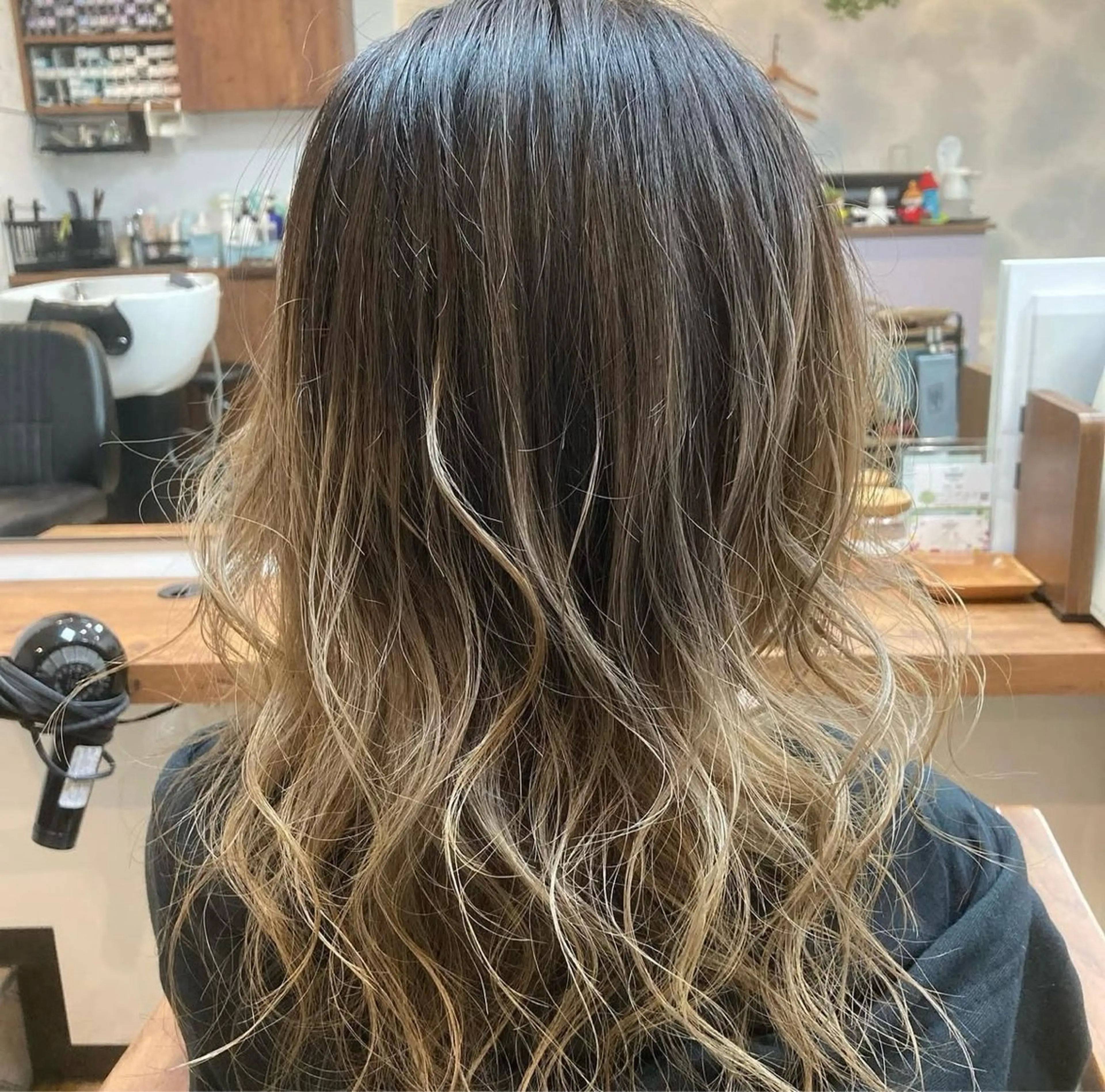 セミロング カラー バレイヤージュ レイヤーカット SALON paljon Hair&Nail所属・ヘア＆ネイル＆アイ サロンパルヨンのマツエク・マツパデザイン