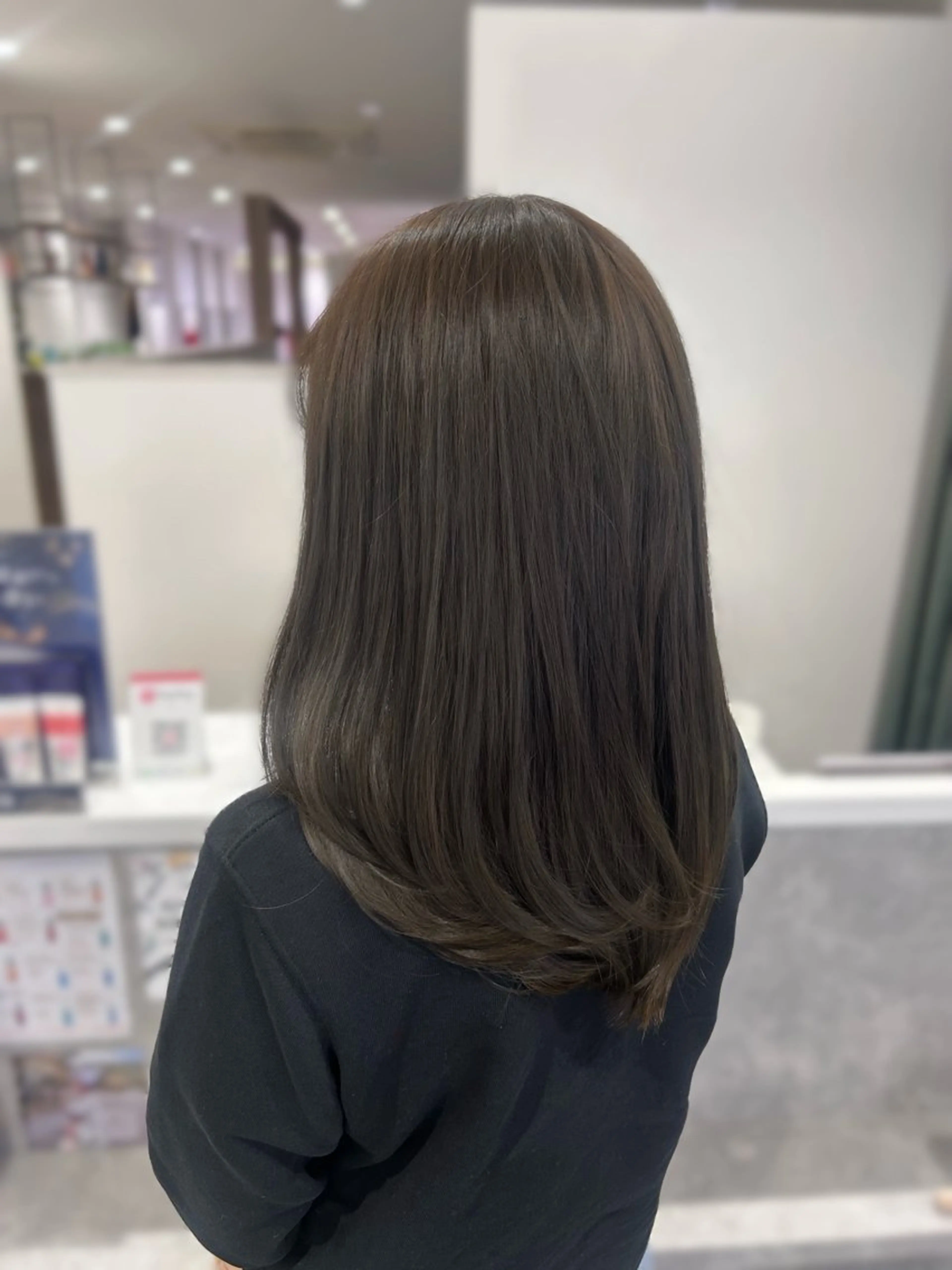 カット × オリーブグレージュの写真