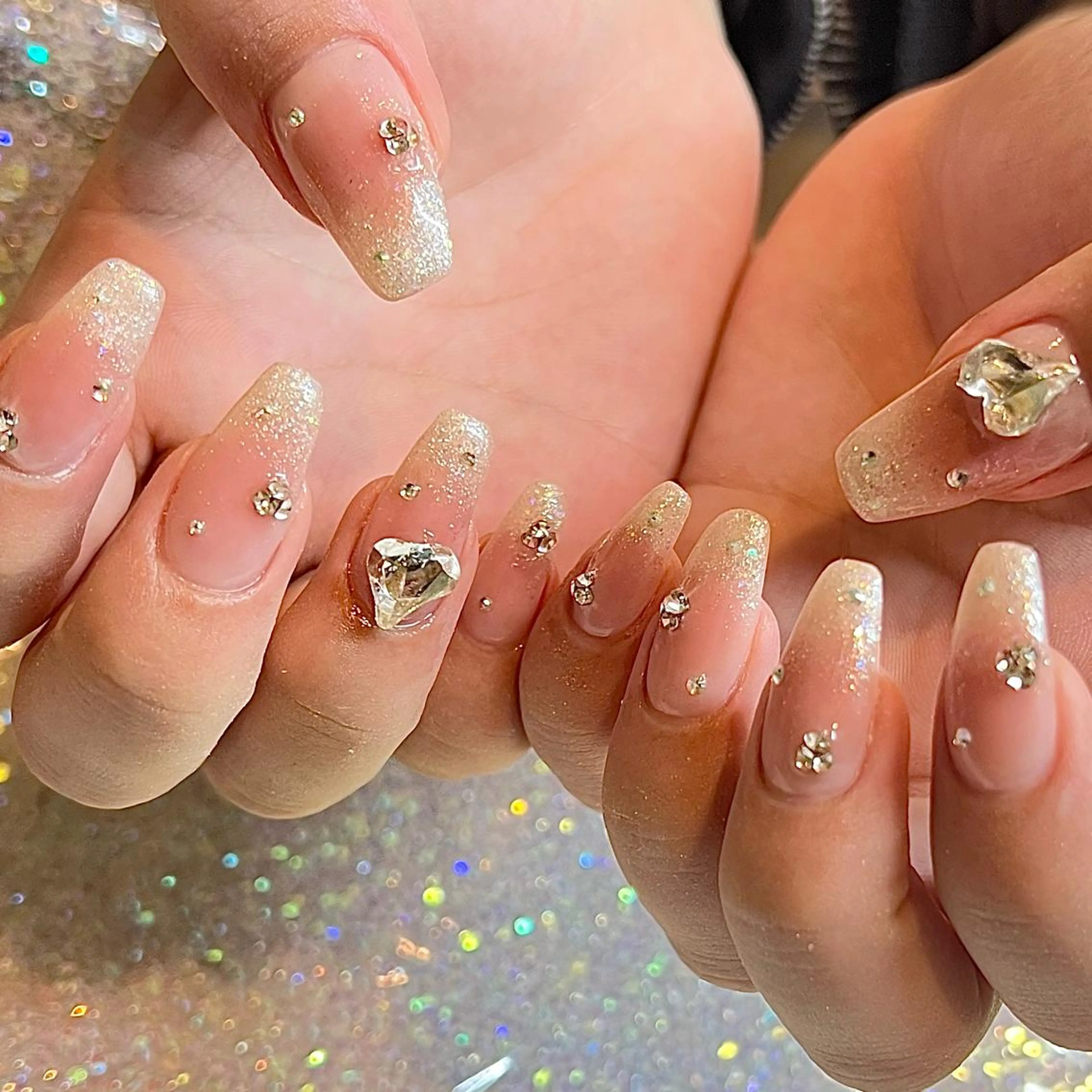 セミロング ネイル チークネイル ラメ(グリッター) ハンドネイル H🌺 NAILのネイルデザイン