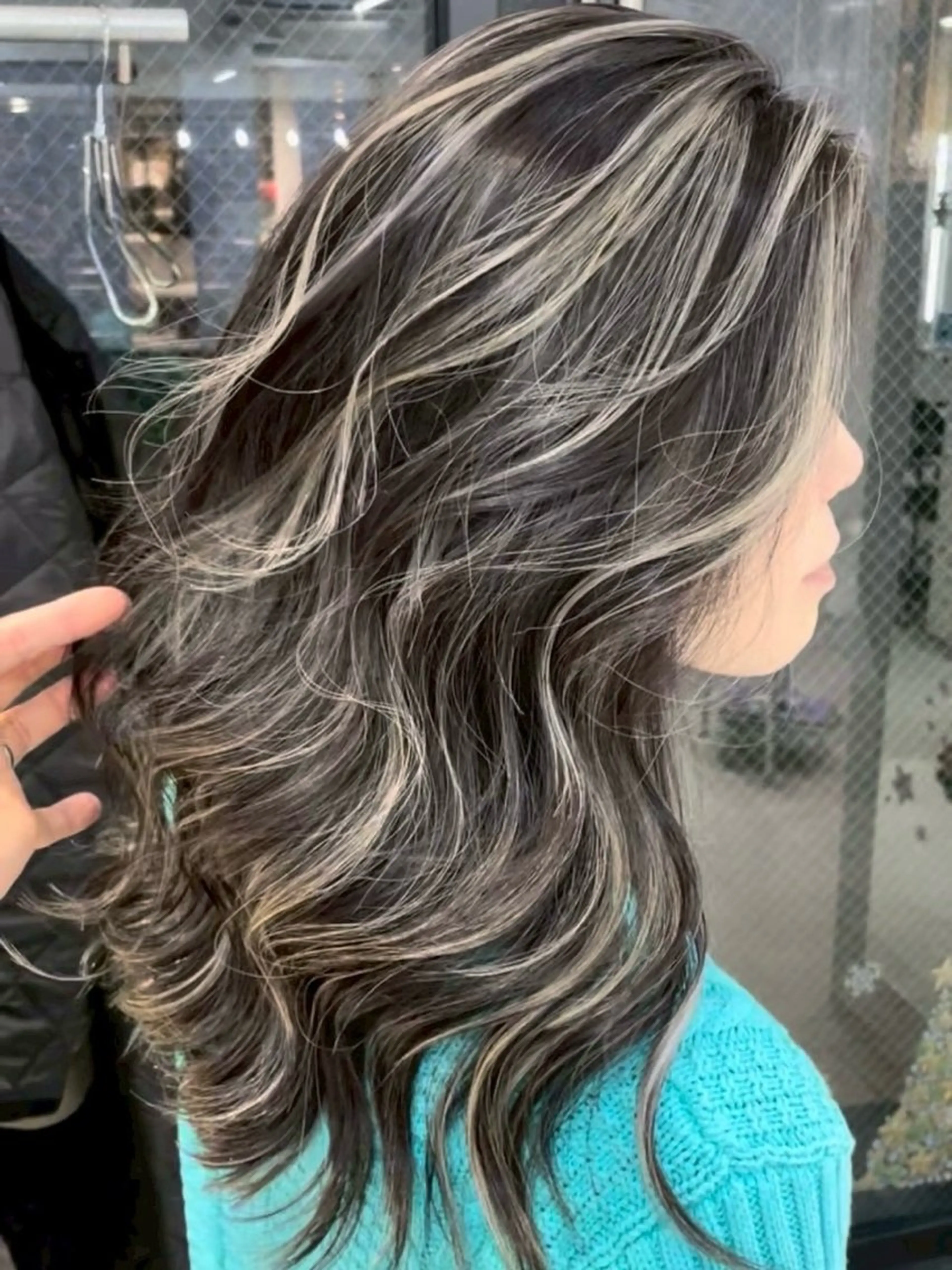 ロング カラー ベージュカラー ブリーチ ケアブリーチ グレージュ ハイライトカラー ヘアカラー トリートメント 表参道/ハイライト バレイヤージュのヘアスタイル