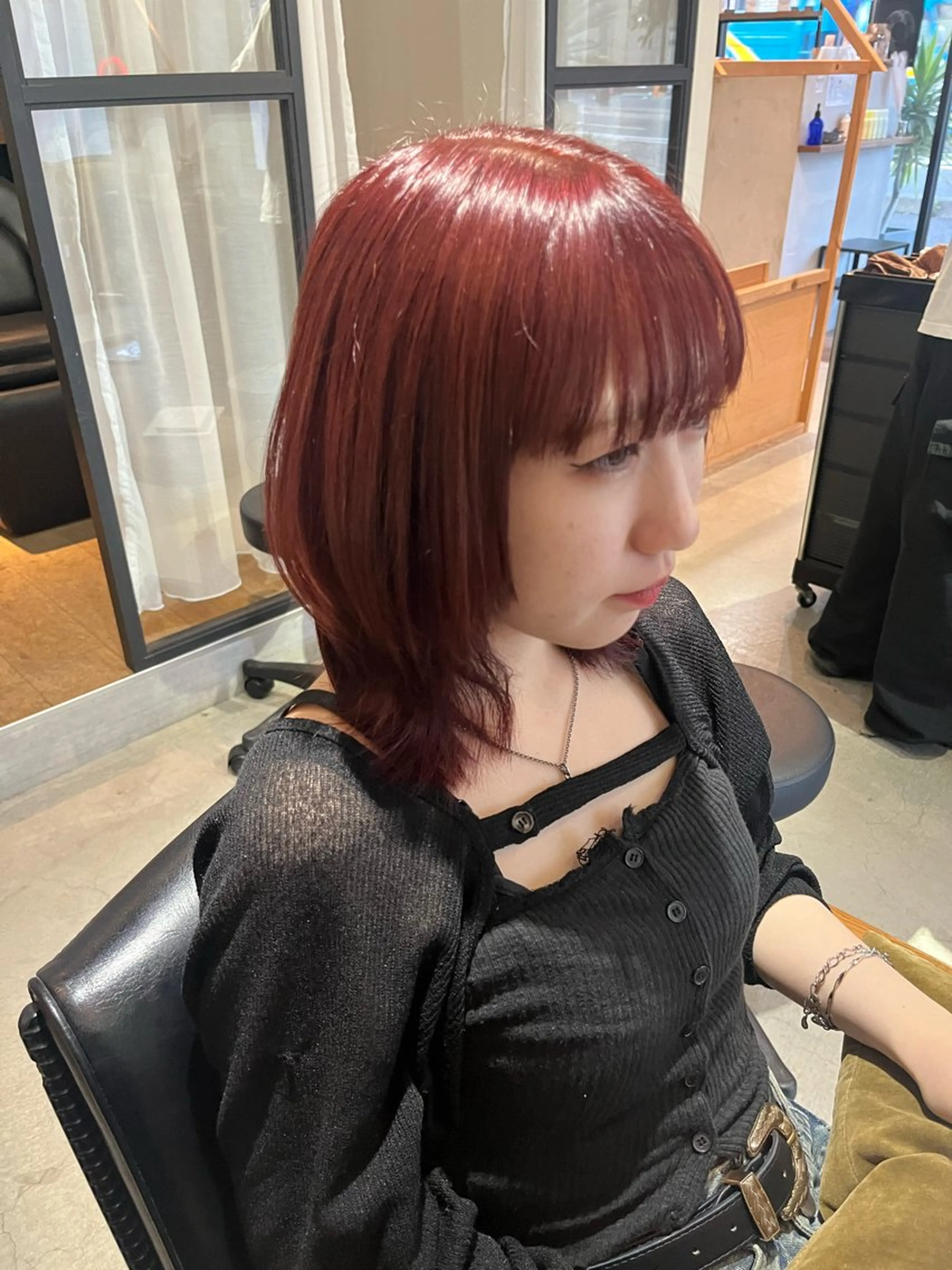 カラー ブリーチ 透明感カラー イルミナカラー ピンクカラー レッドカラー FERIA池田 神原萌花のヘアスタイル