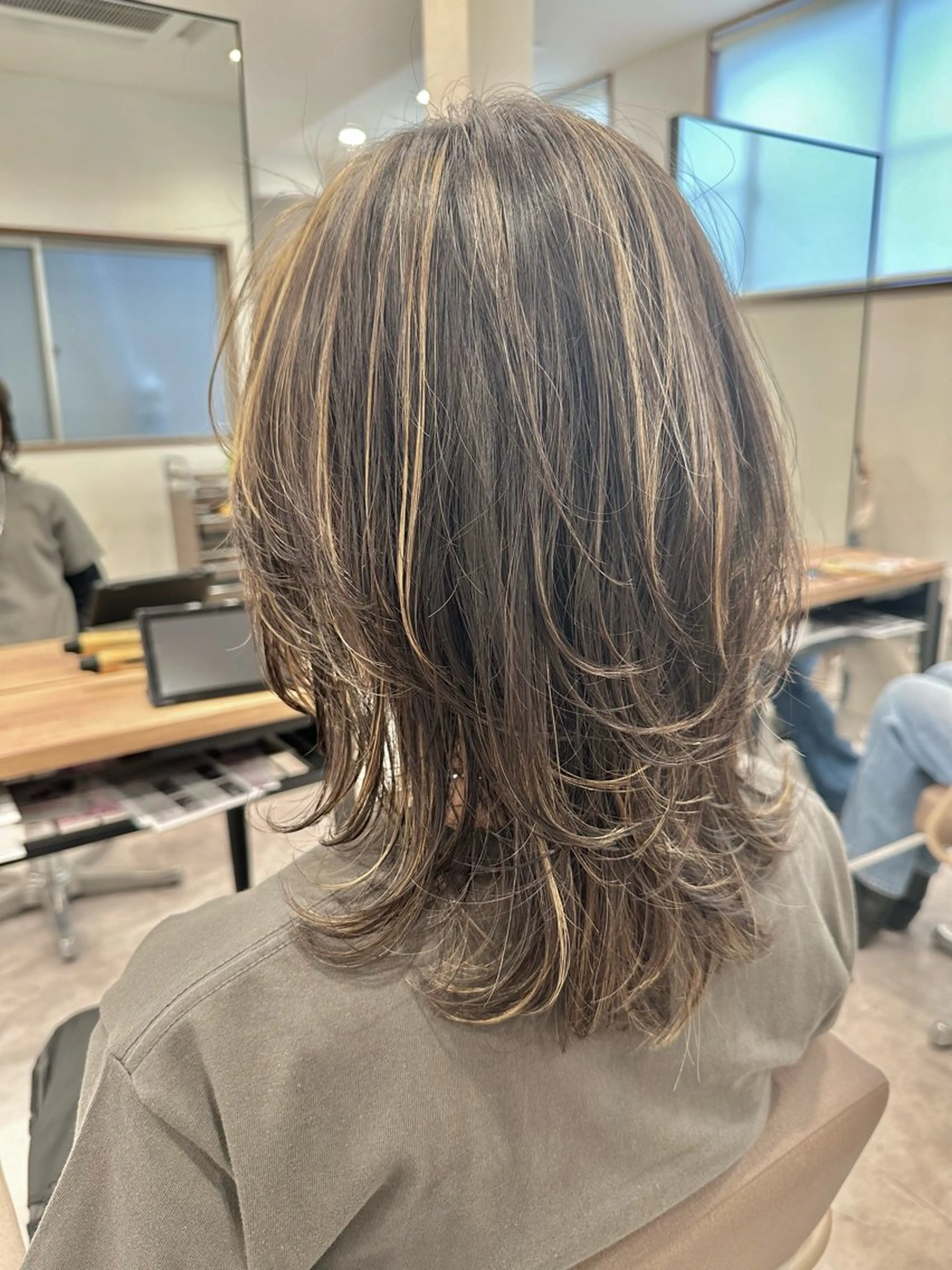 ミディアム ハイライト カット ヘアカラー 白髪ぼかしハイライト レイヤー川口　元気のヘアスタイル