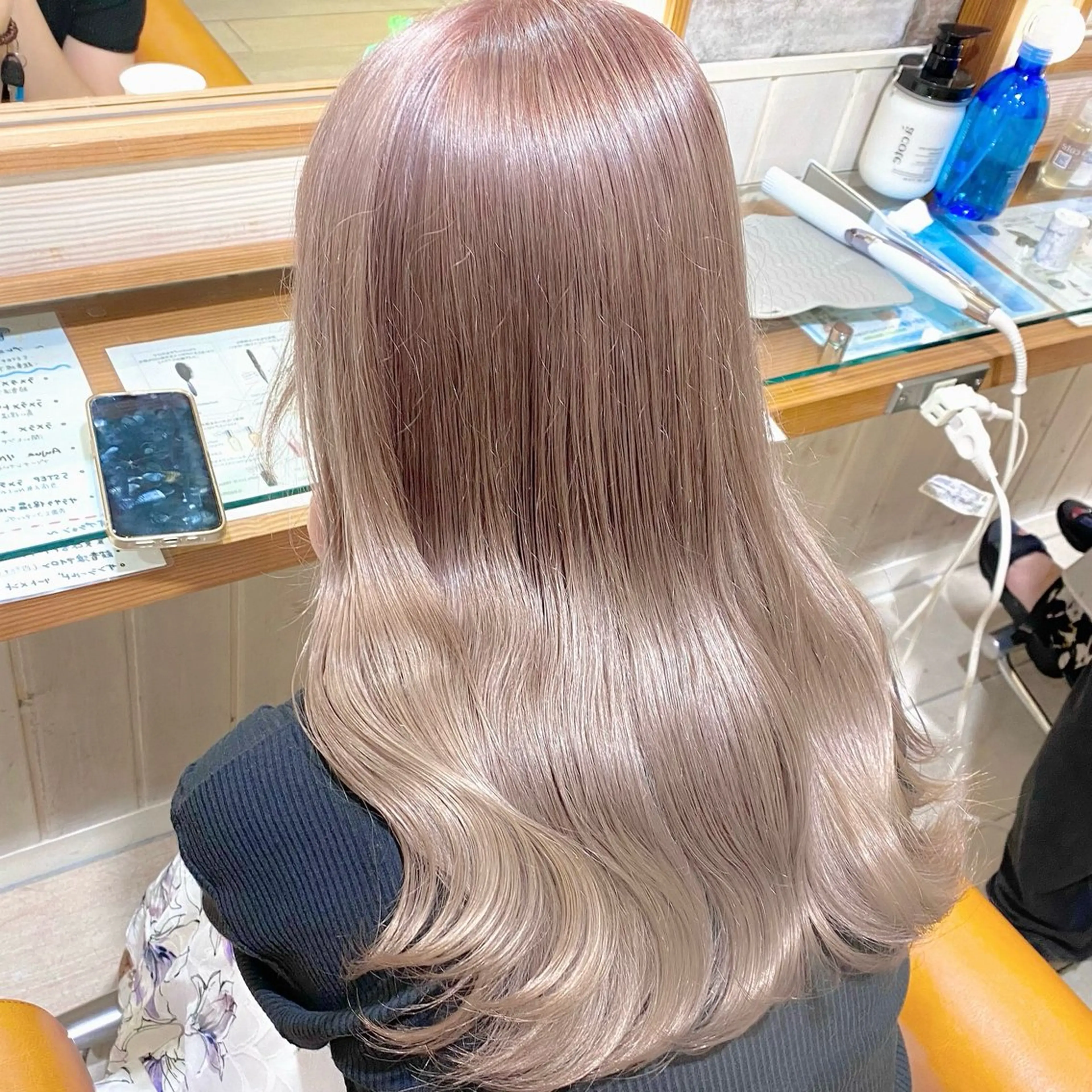 セミロング カラー ベージュカラー ブリーチ ハイトーンカラー ミルクティーベージュ ピンクカラー ヘアカラー 🌸小島友梨香🌸 ブリーチカラーのヘアスタイル