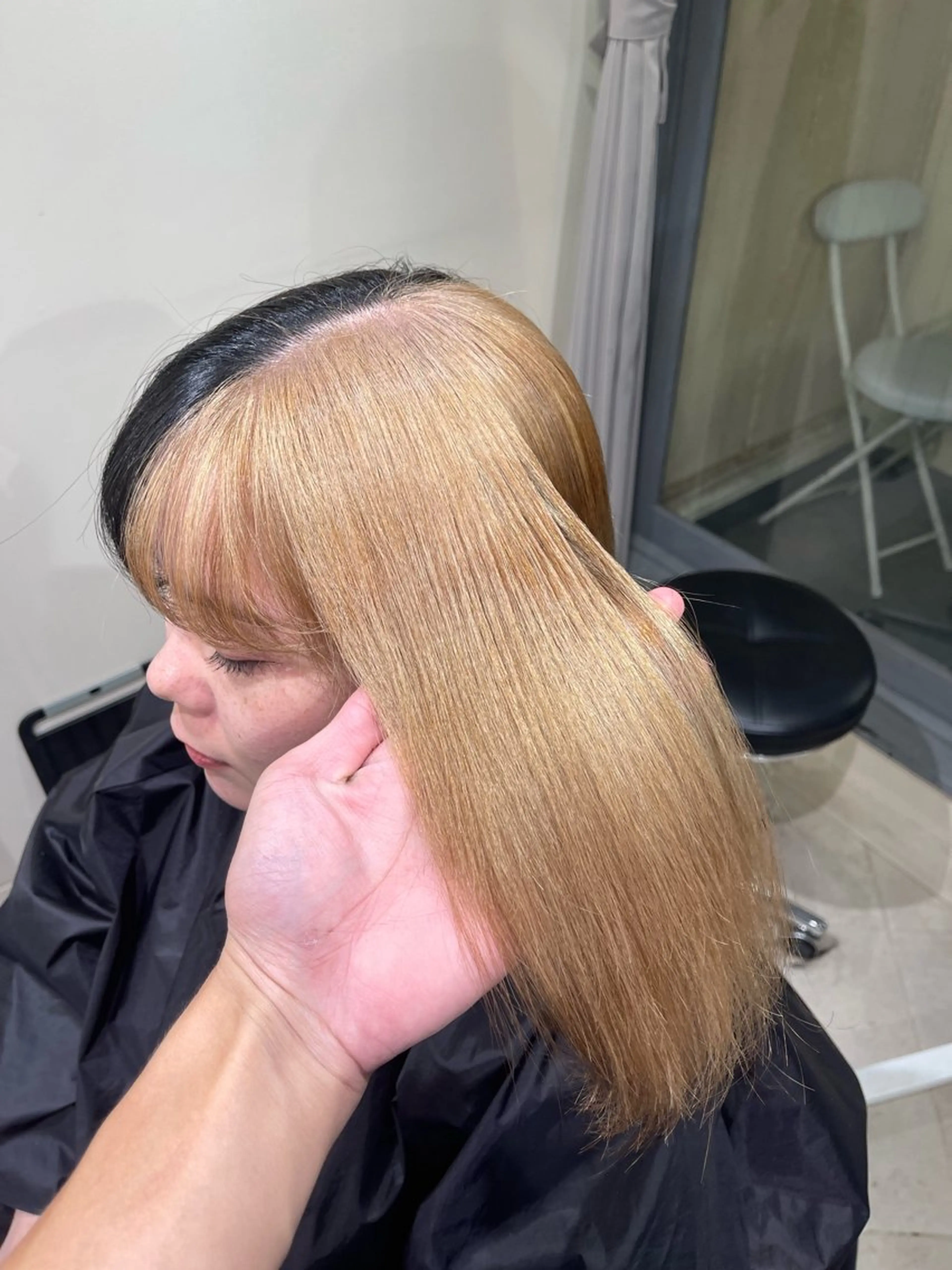 ミディアム シールエクステ くびれヘア エクステ 顔まわりレイヤー 顔周りカット ヘアカラー ブリーチ🔥ベージュ /グレー/daikiのヘアスタイル