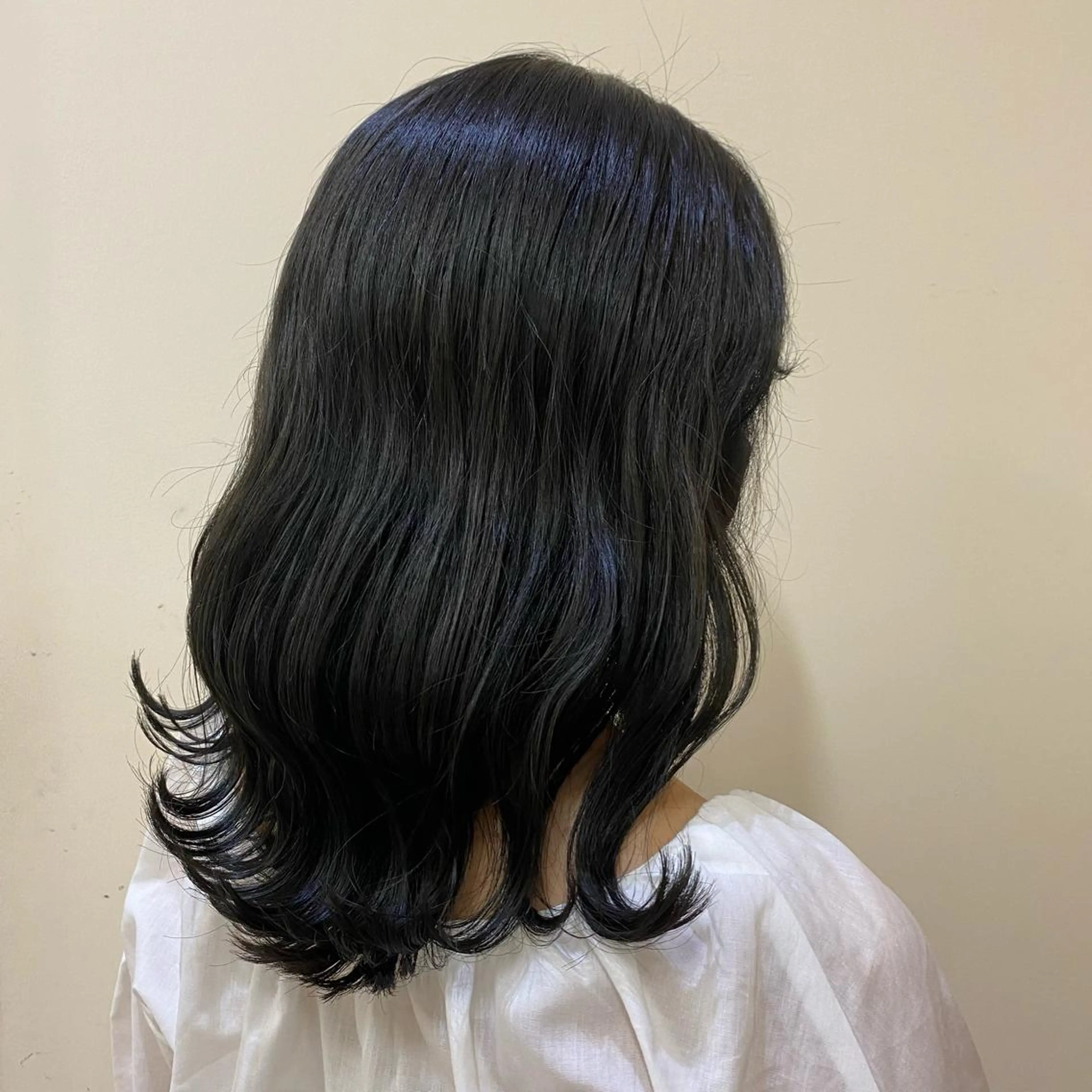 カラー 黒髪 ブルーカラー ブルーブラック 後藤 瀬奈のヘアスタイル