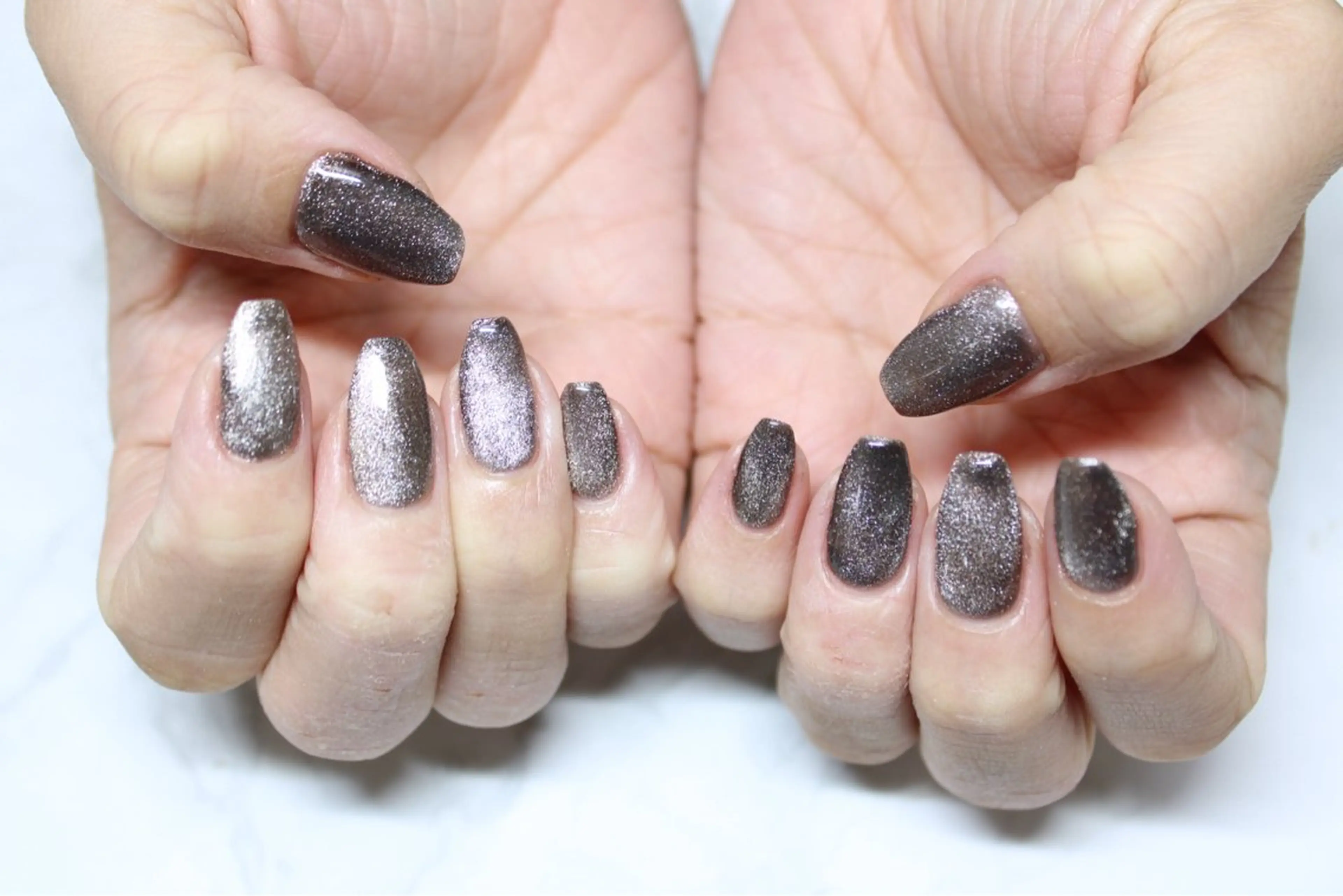 ネイル マグネットネイル レイジー スワンのネイルデザイン