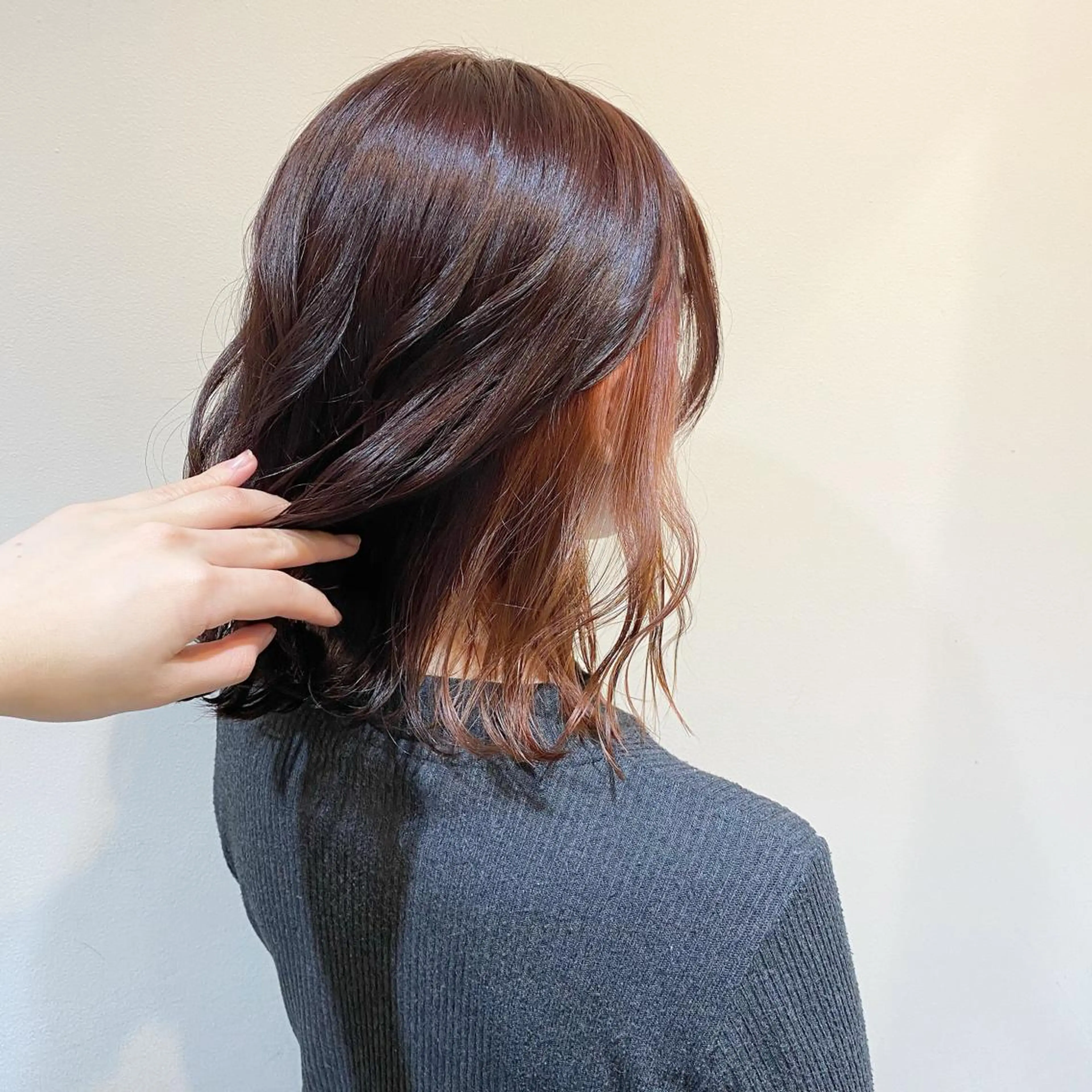 ミディアム カラー ヘアアレンジ ピンクカラー 伊藤 玲衣のヘアスタイル