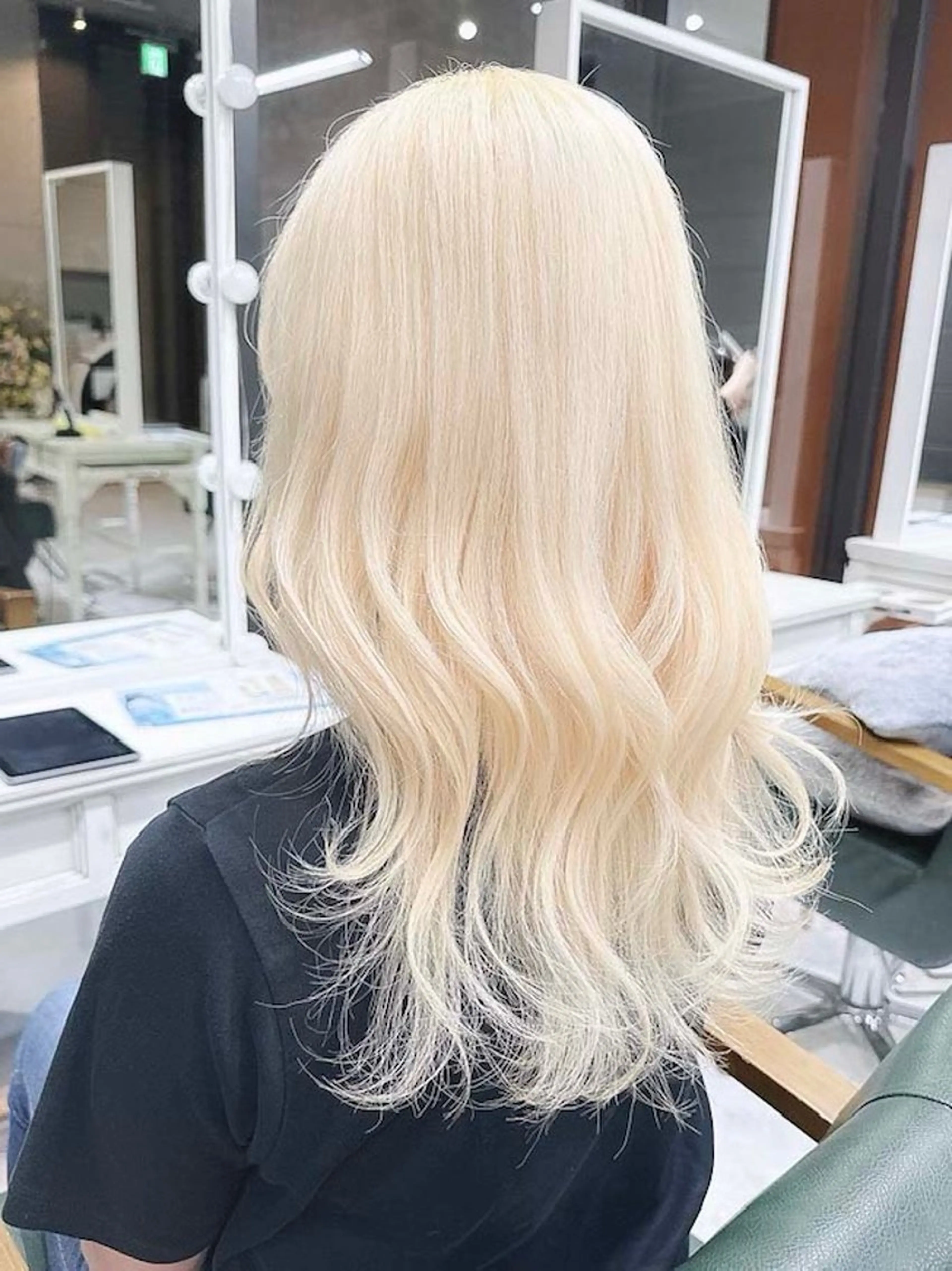 セミロング カラー ブリーチ 抜きっぱなしブロンド ブロンド 𝐑𝐈𝐍𝐊𝐀 🐷🖤のヘアスタイル