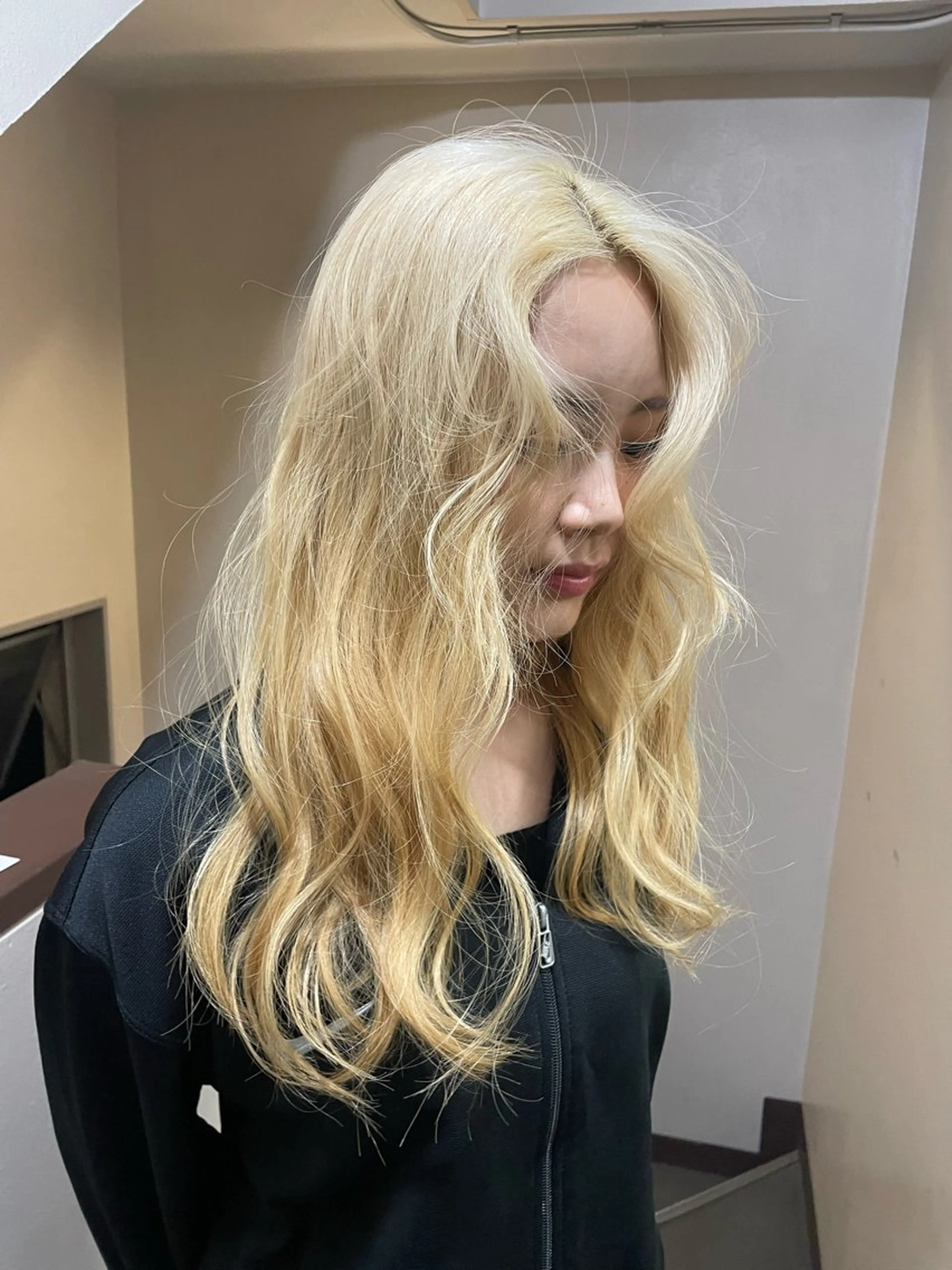 ロング mio ／ハイトーンのヘアスタイル