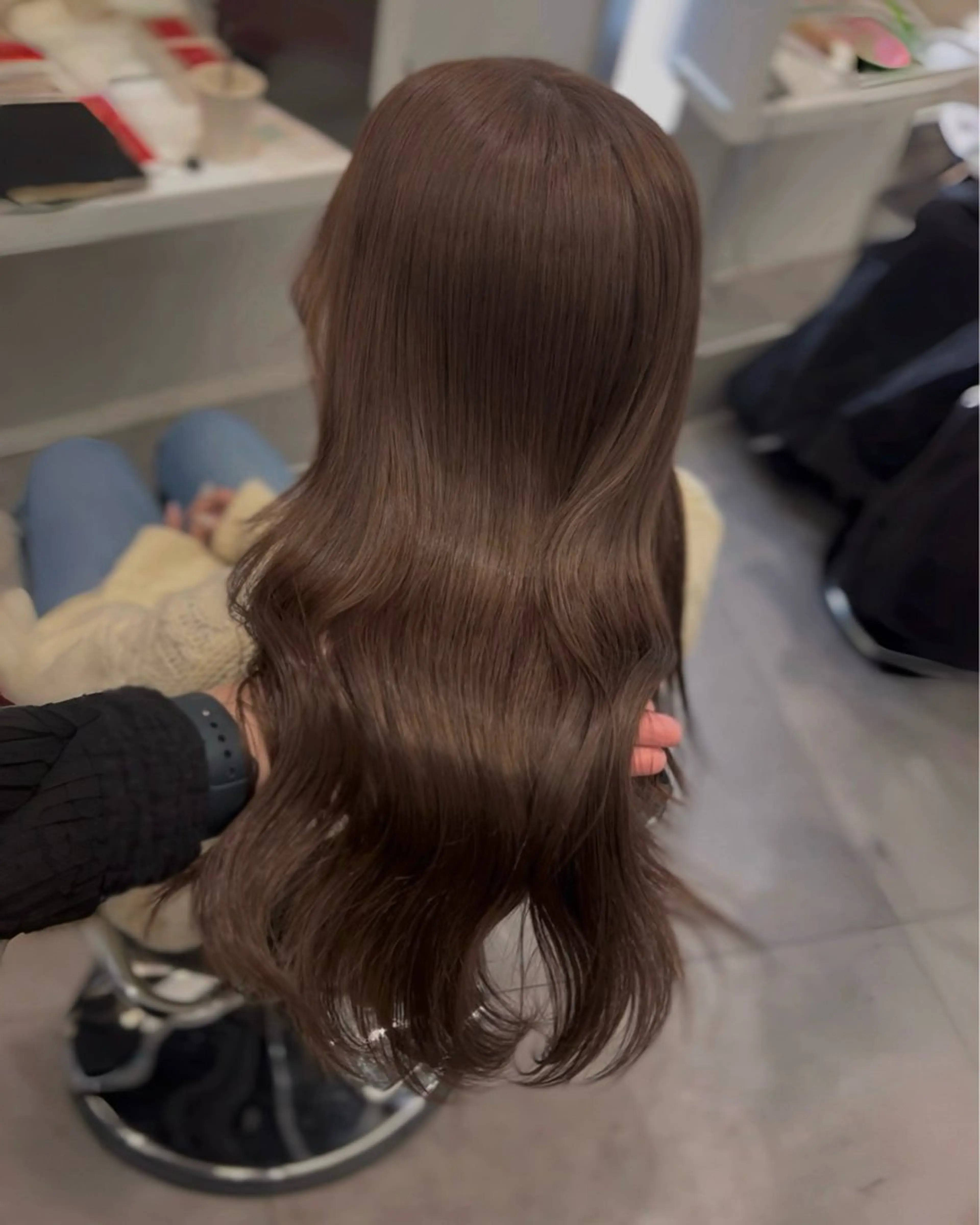 ロング カラー パーマ アッシュ アッシュグレー アッシュグレージュ ベージュカラー ブリーチ カット ヘアカラー トリートメント ブリーチなし/ ベージュ/akiraのヘアスタイル