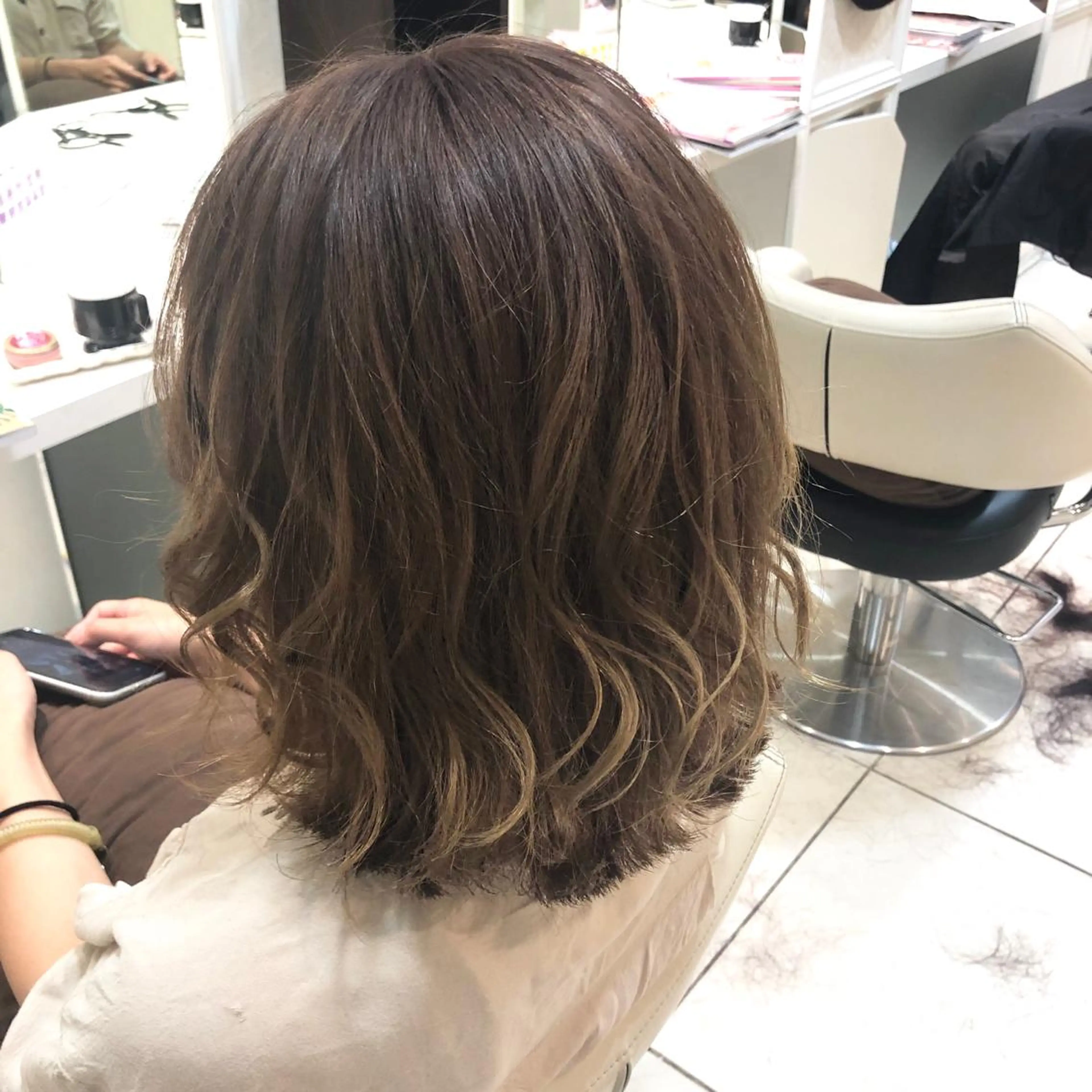 ミディアム カラー ベージュカラー ミルクティーベージュ 🌈ぷる艶カラー🌈 髪質改善👑柳沼尚貴のヘアスタイル