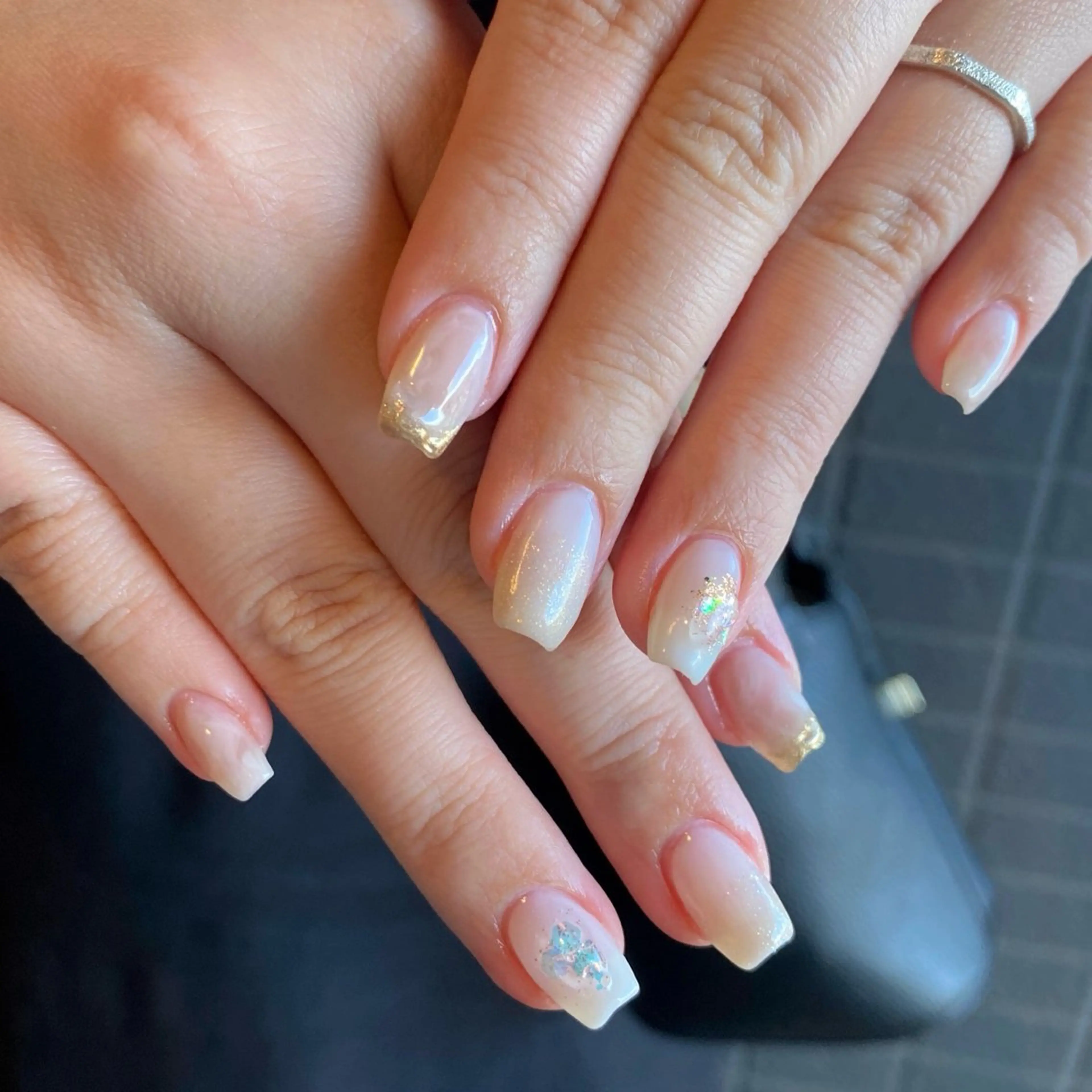 ネイル ミラーネイル ニュアンスネイル オフィスネイル ホワイト amuse 手書きニュアンスのネイルデザイン