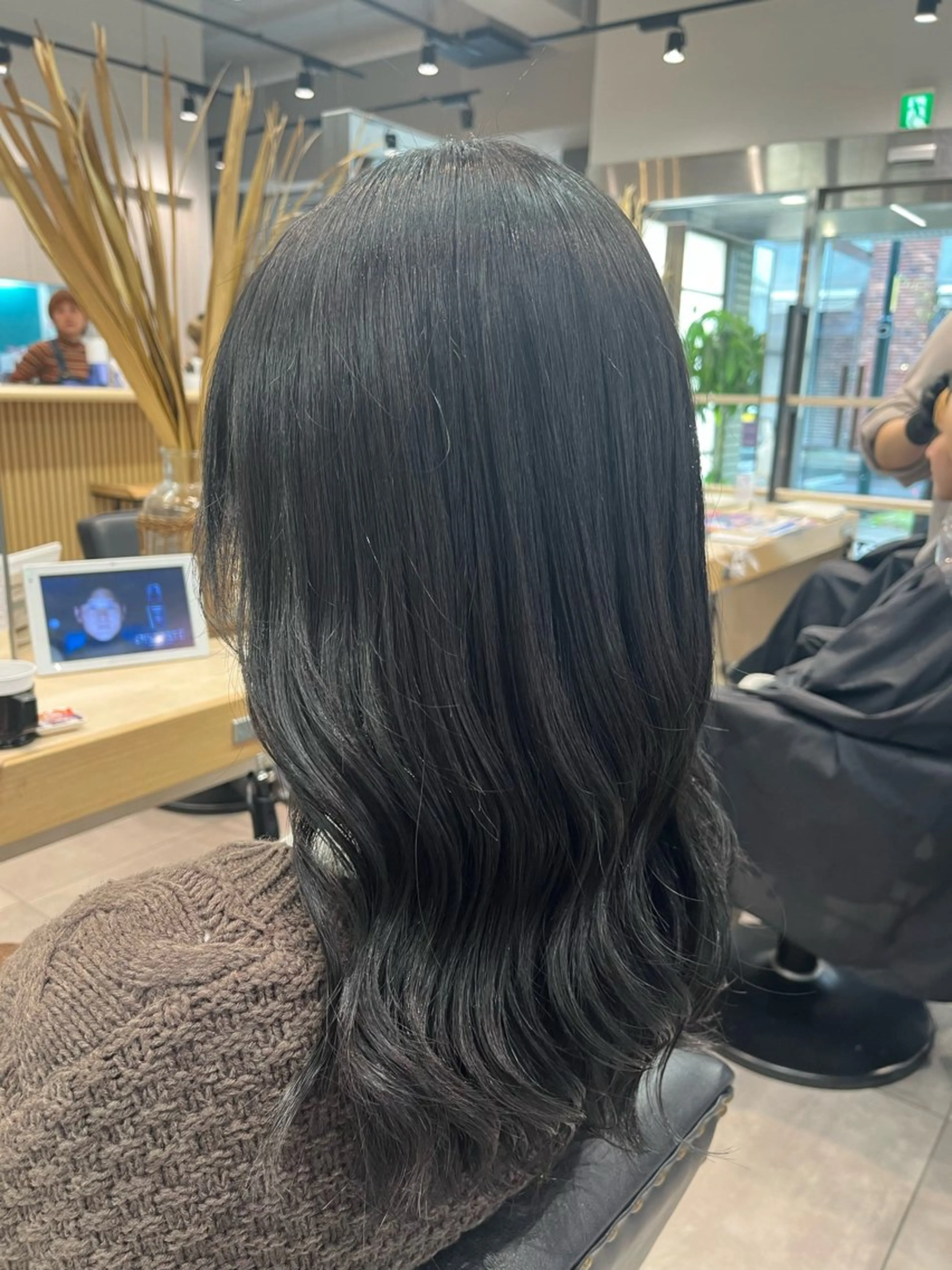 セミロング カラー 黒髪 ブルーカラー ブルーブラック 透明感カラー おおや みゆのマツエク・マツパデザイン