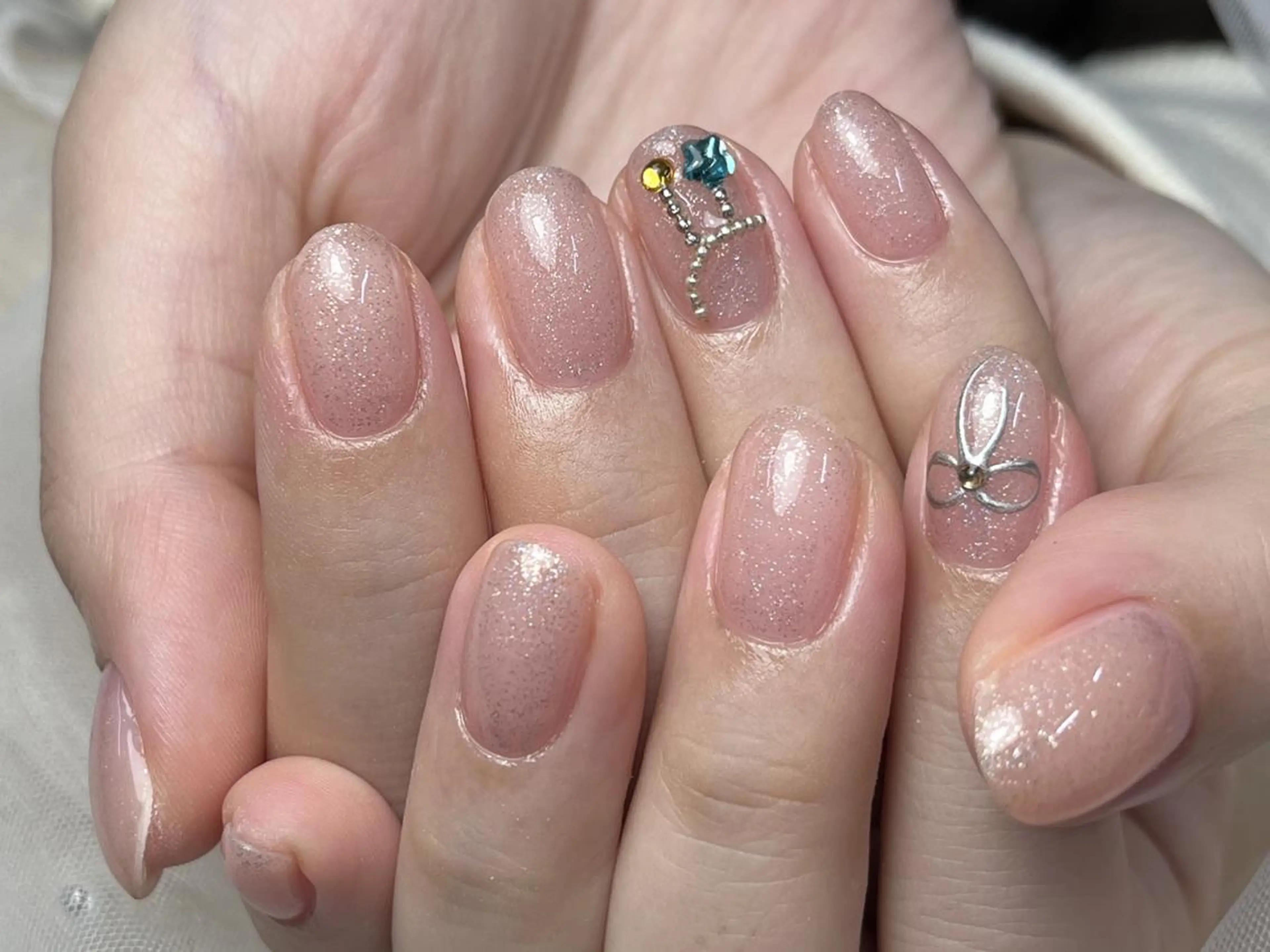 ネイル ラメ(グリッター) ピンク シンプルネイル ストーンネイル ハンドネイル ToliyDeliy Nail Salonのネイルデザイン