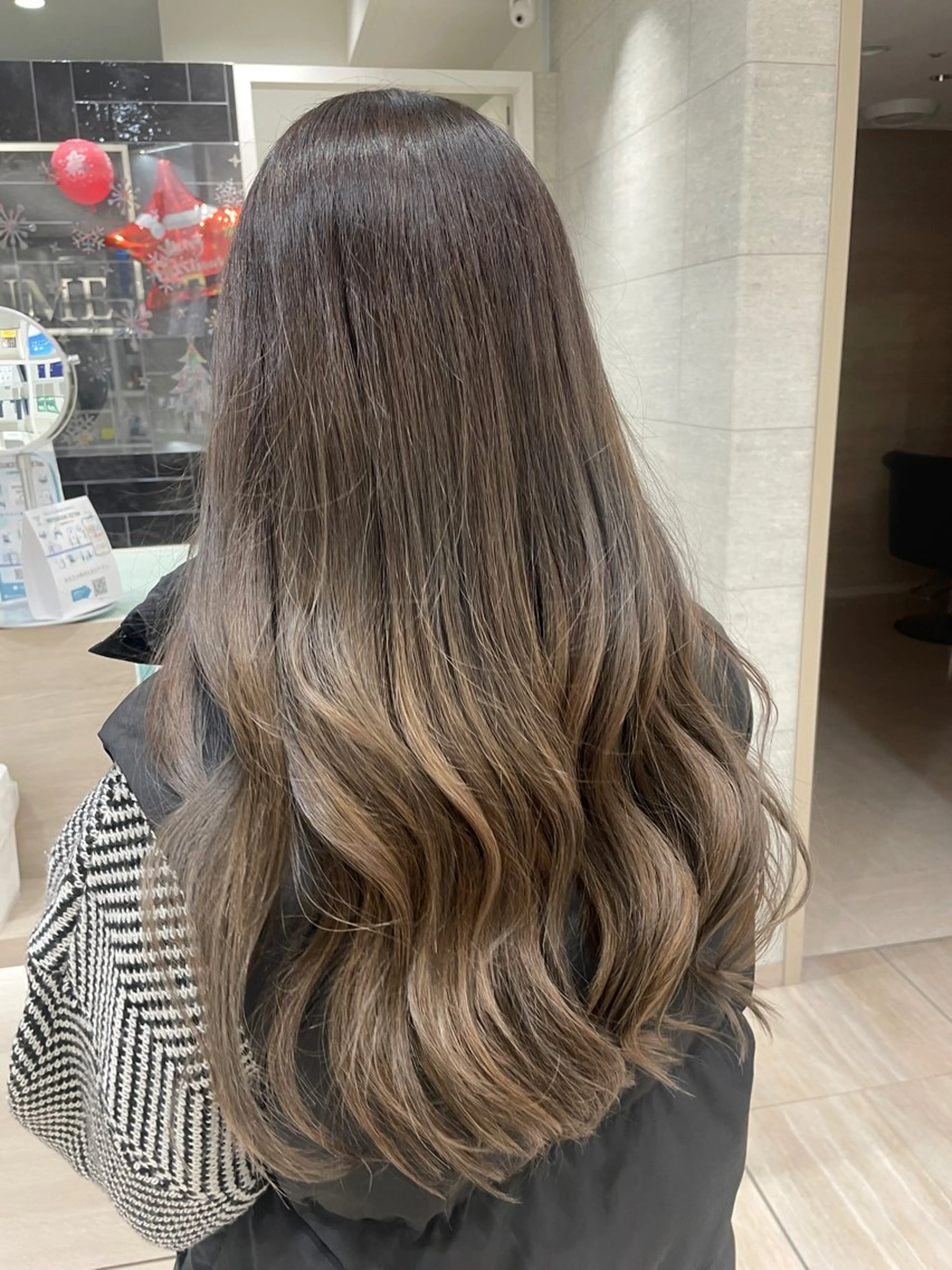 ロング カラー 小川 美優のヘアスタイル