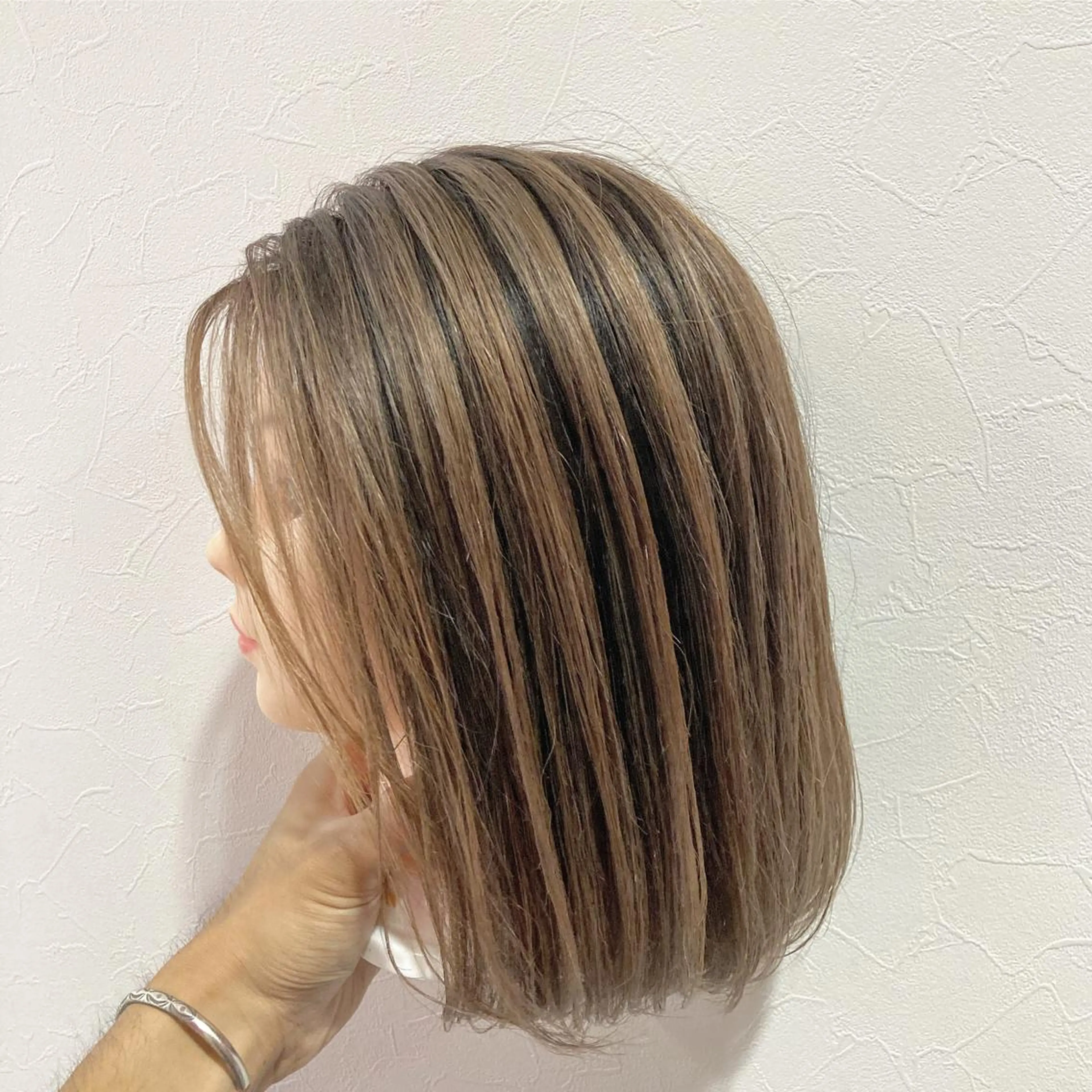 ミディアム カラー ヘアアレンジ ショートボブ アディクシーカラー バレイヤージュ ベージュカラー ブリーチ Zina渋谷エリア マネージャShionのヘアスタイル